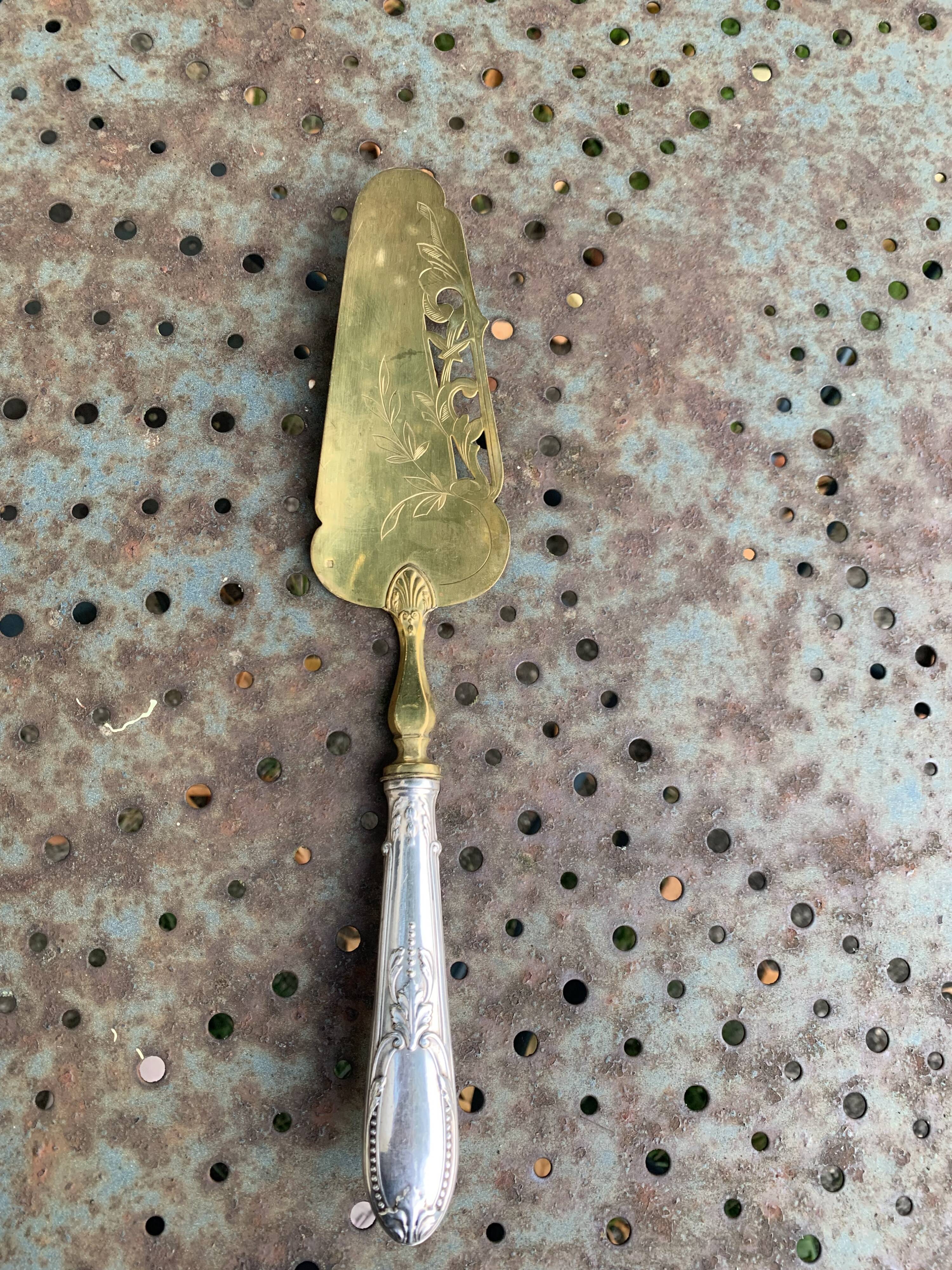 Pie server in vermeil and silver filled, hallmarked, chiseled floral motif, old