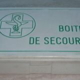 Boite de secours plastique ancienne