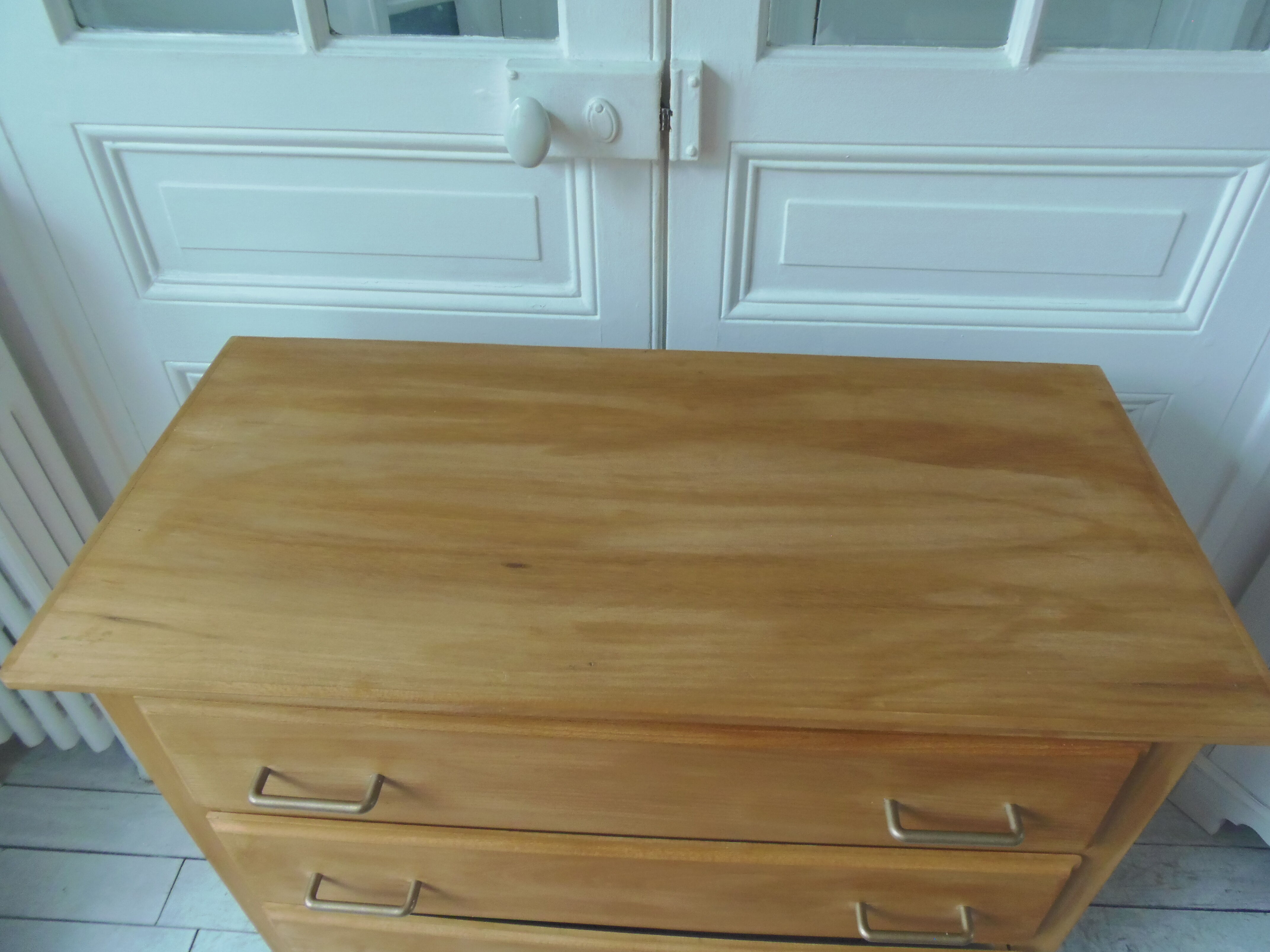 Commode vintage des années 60 à 3 tiroirs avec pieds compas.