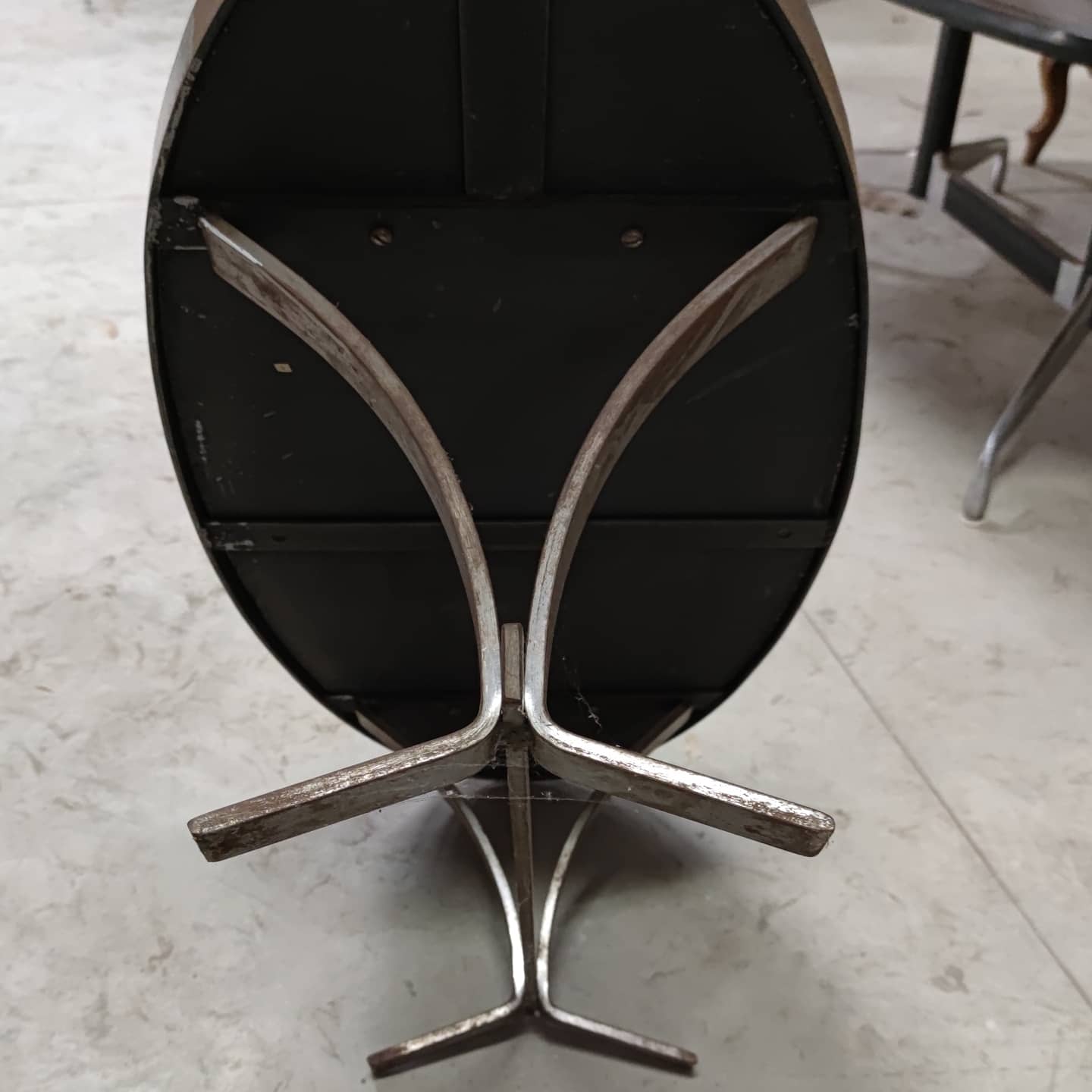 Ceramic and steel elliptical table