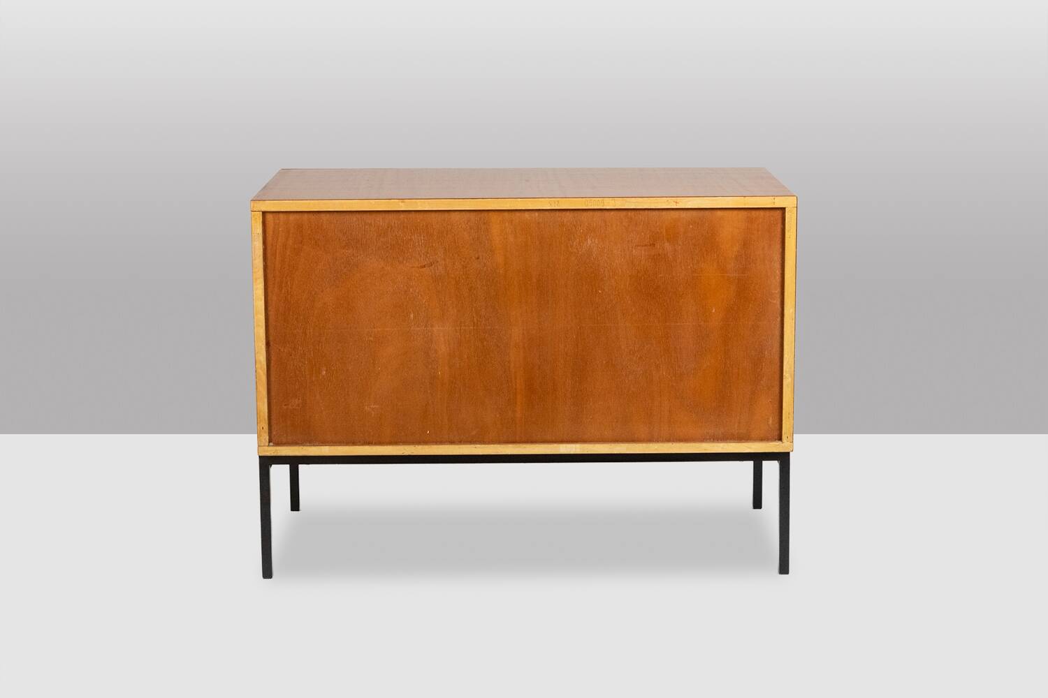 Commode en merisier blond vernis. Années 1960.