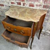Commode galbée de style transition Louis XV/XVI en marqueterie et bronze
