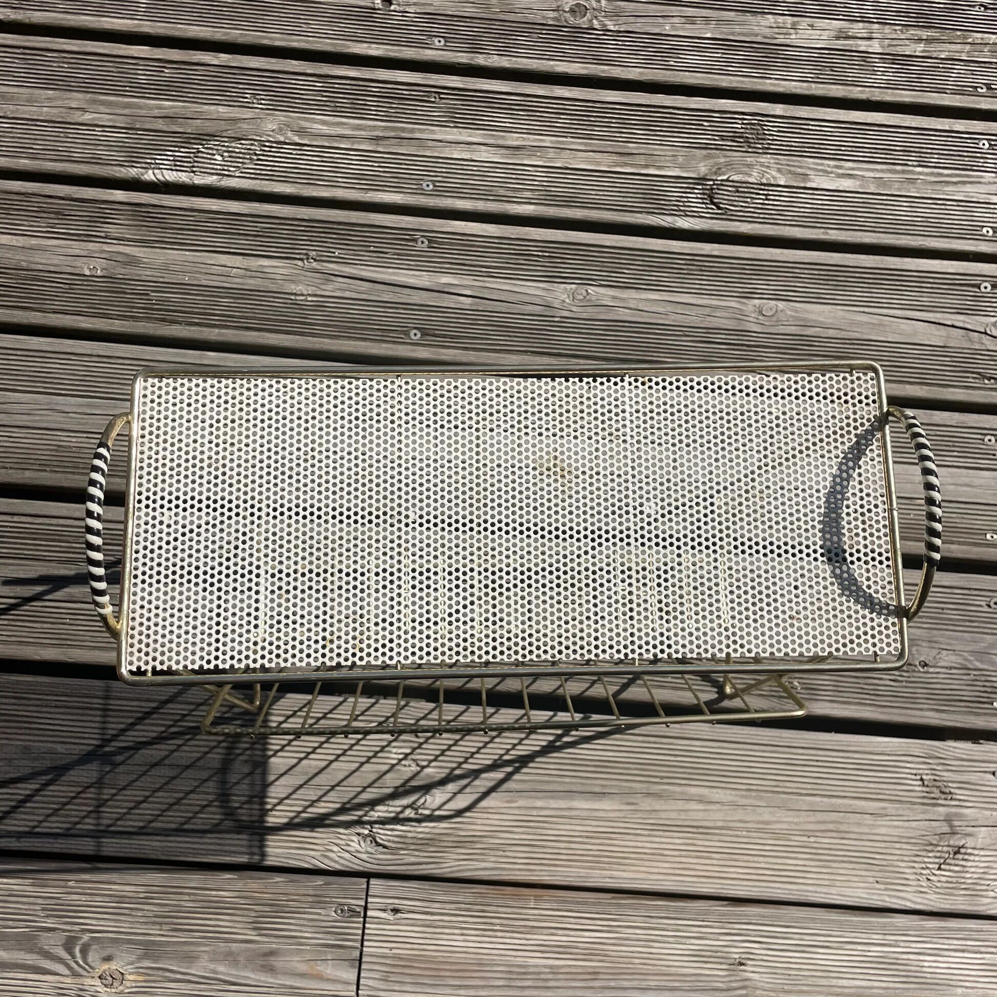 Metal wire and perforated sheet magazine rack