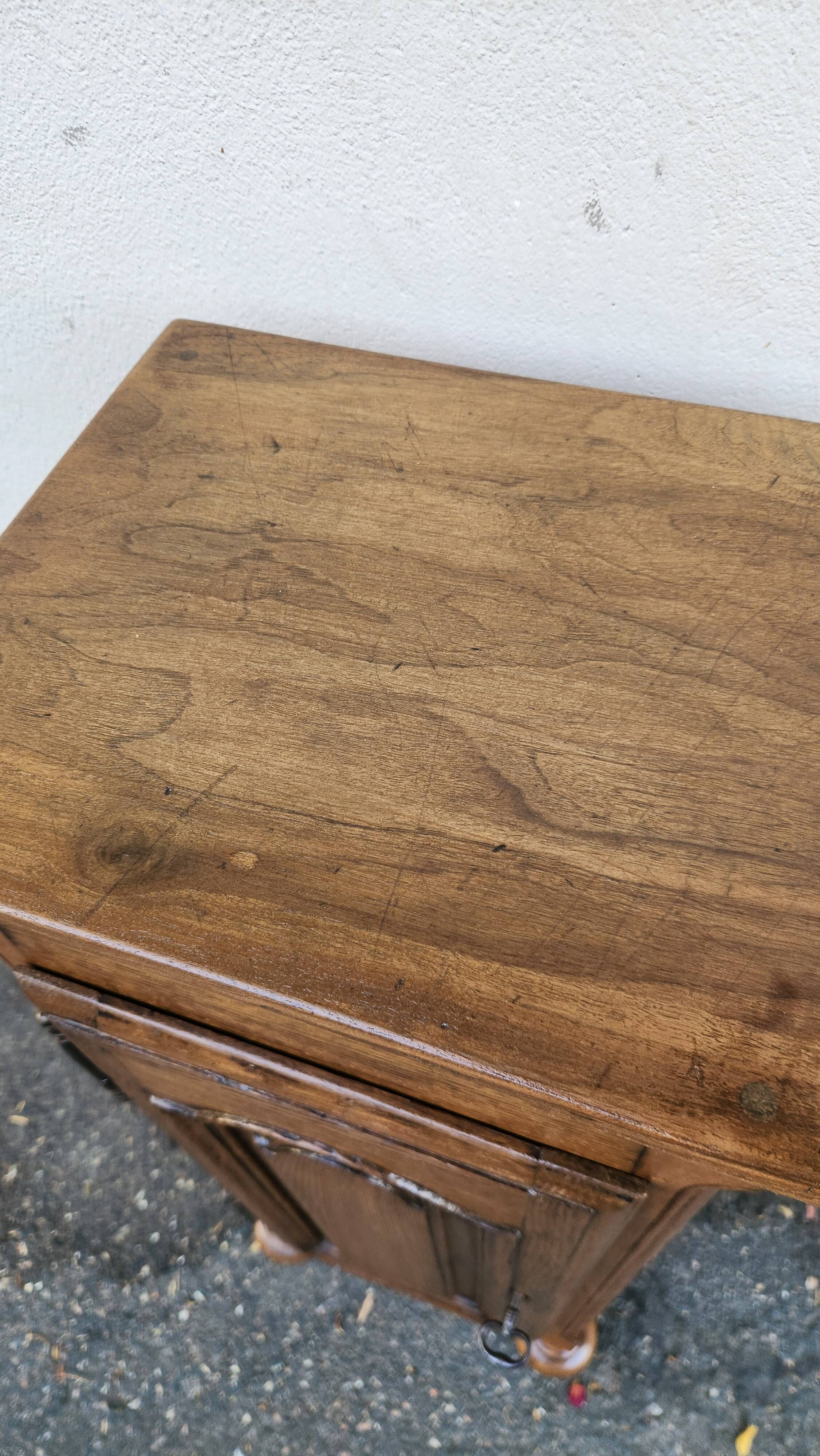 Charming column / pedestal in solid oak