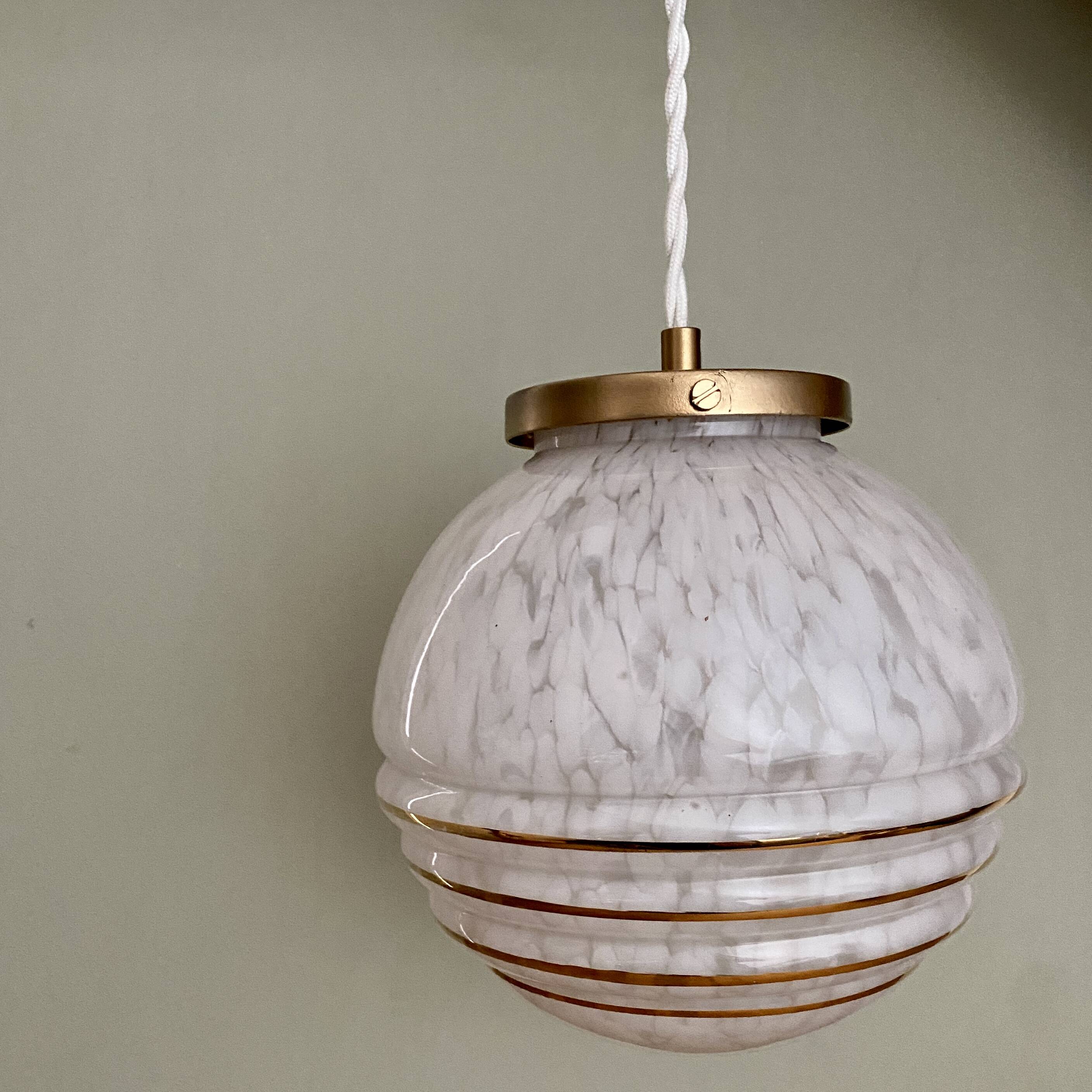 Suspension globe vintage en verre de clichy blanc et or