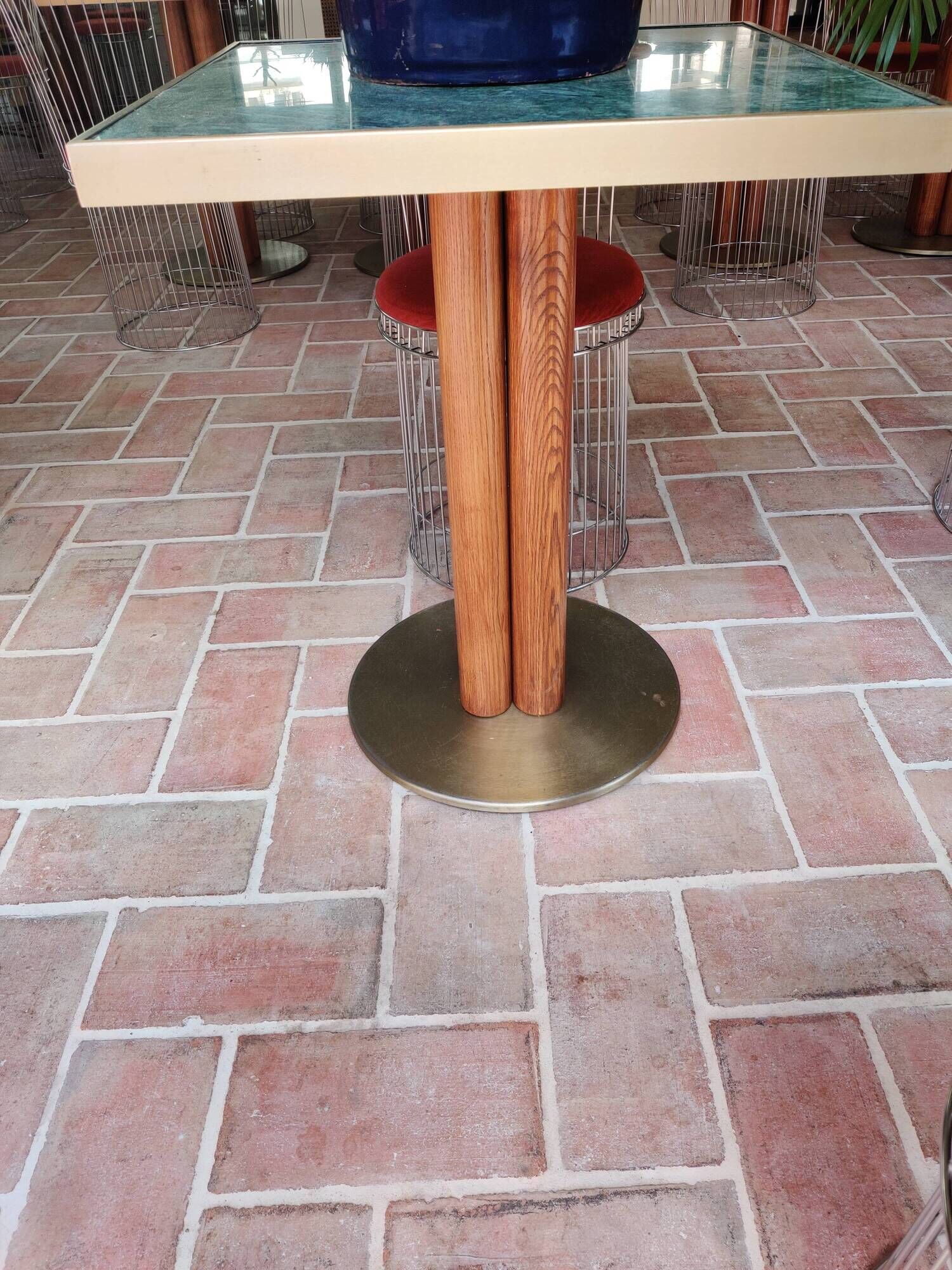 60x60 green marble table with foot formed by four tinted oak logs