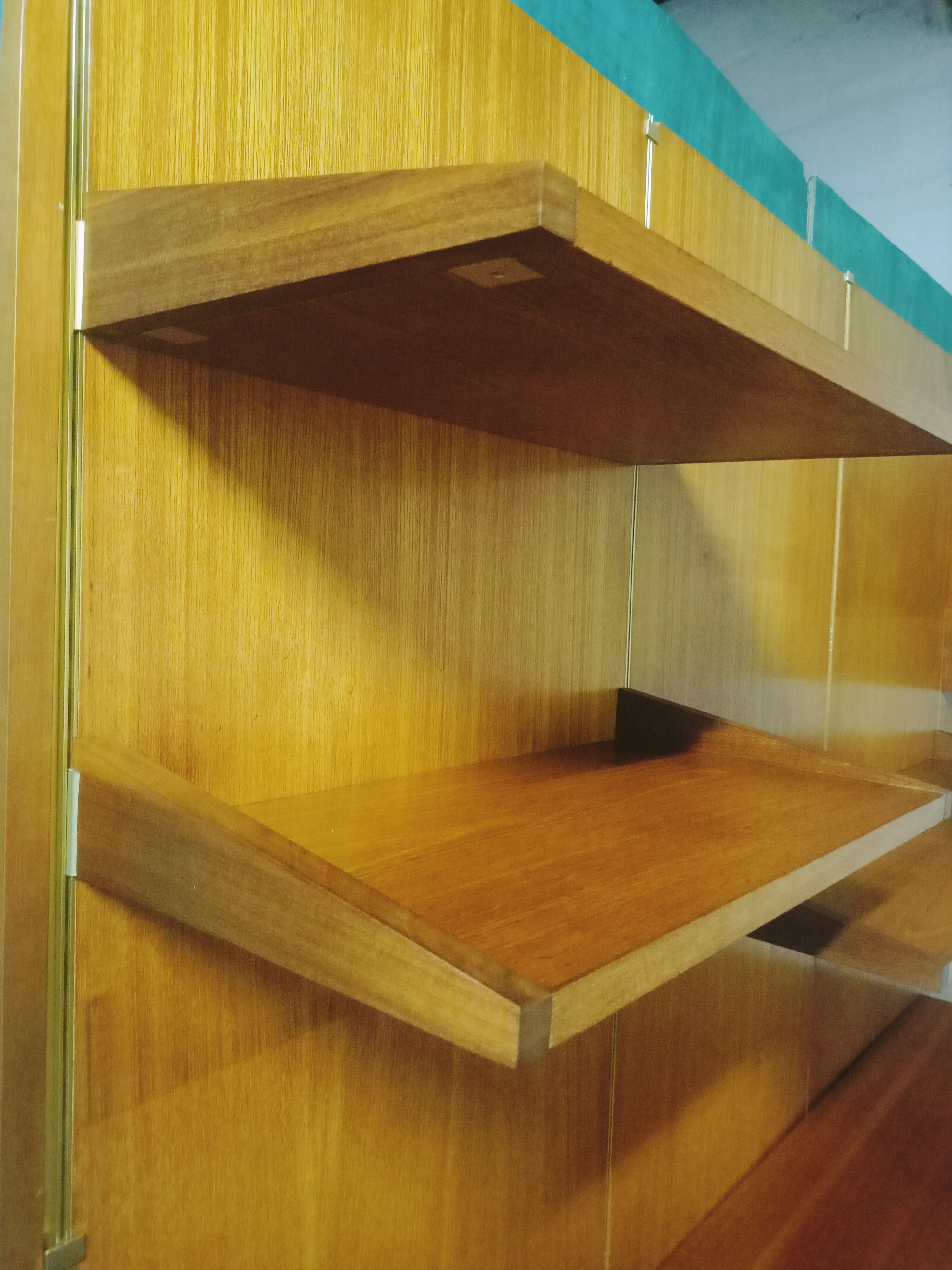 Modular wall shelf in Paolozzi teak