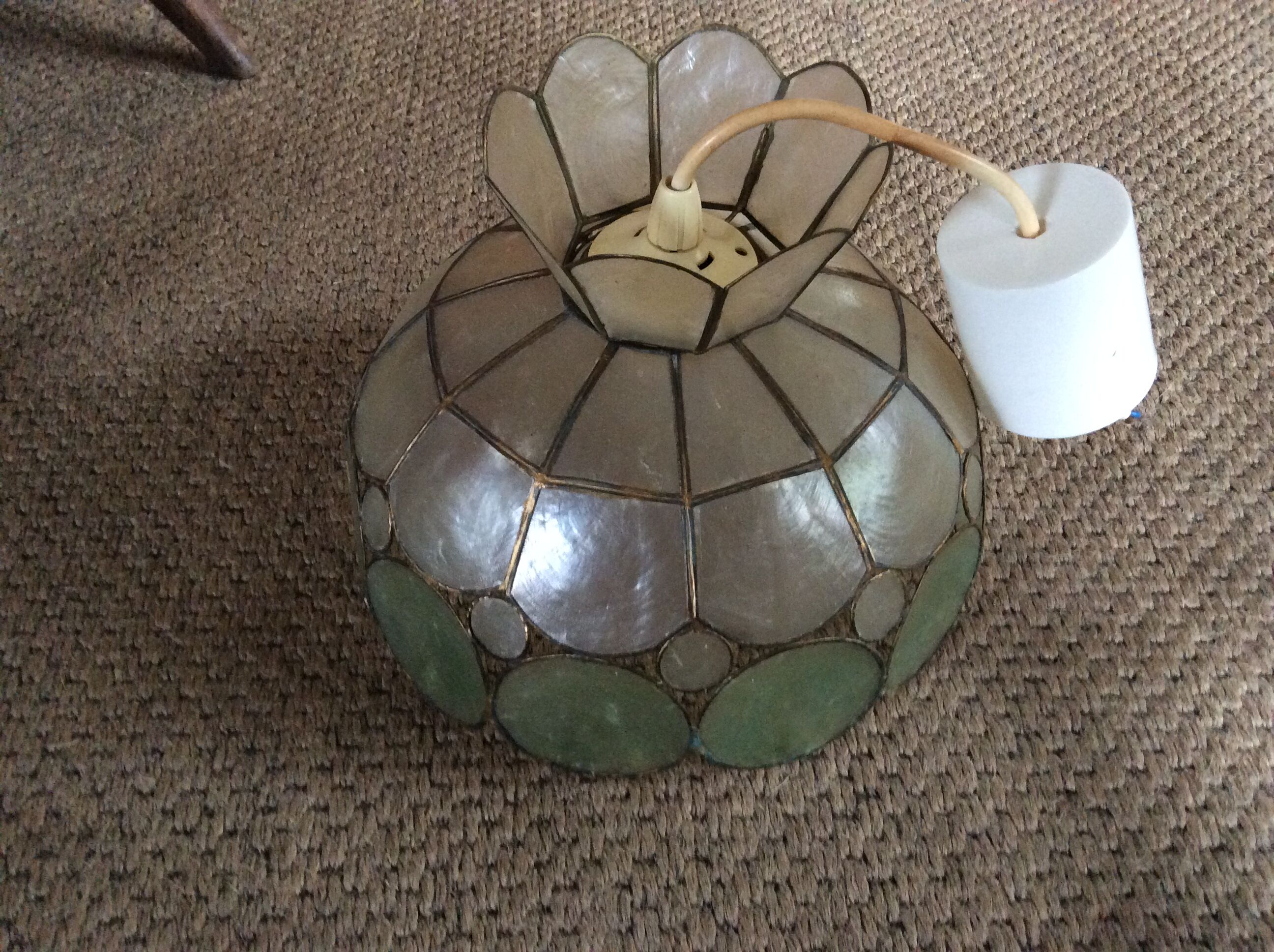 Mother-of-pearl suspension