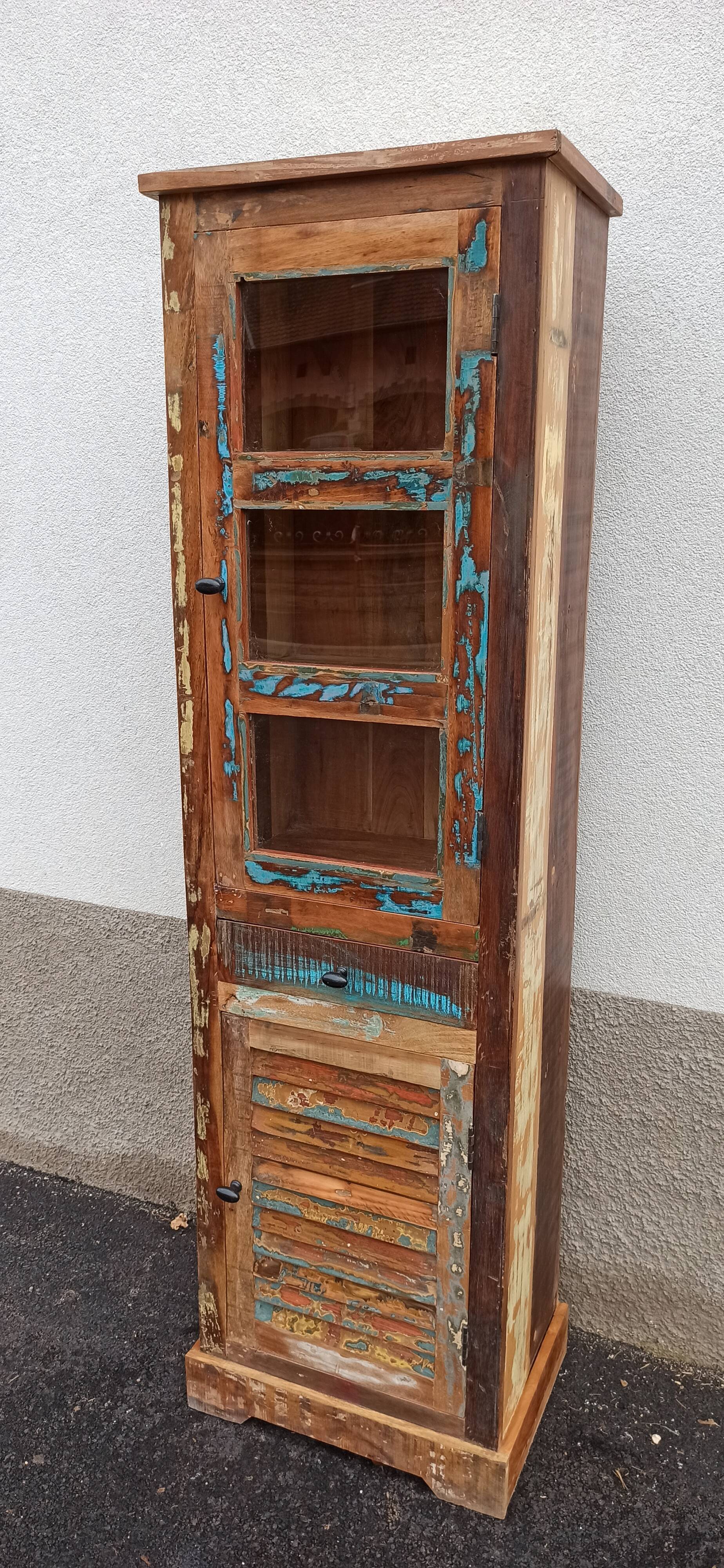 Bibliothèque en bois coloré avec vitres