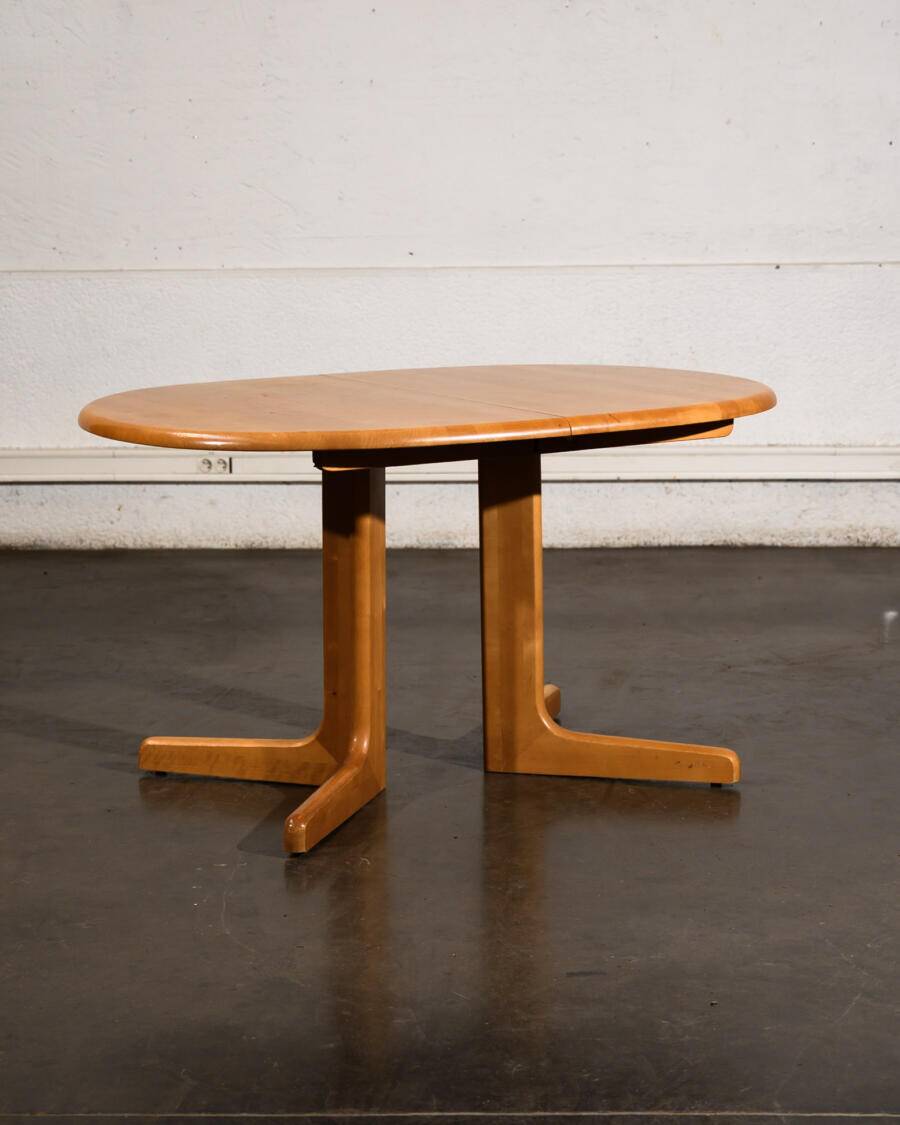 Oval dining table with 2 extensions.