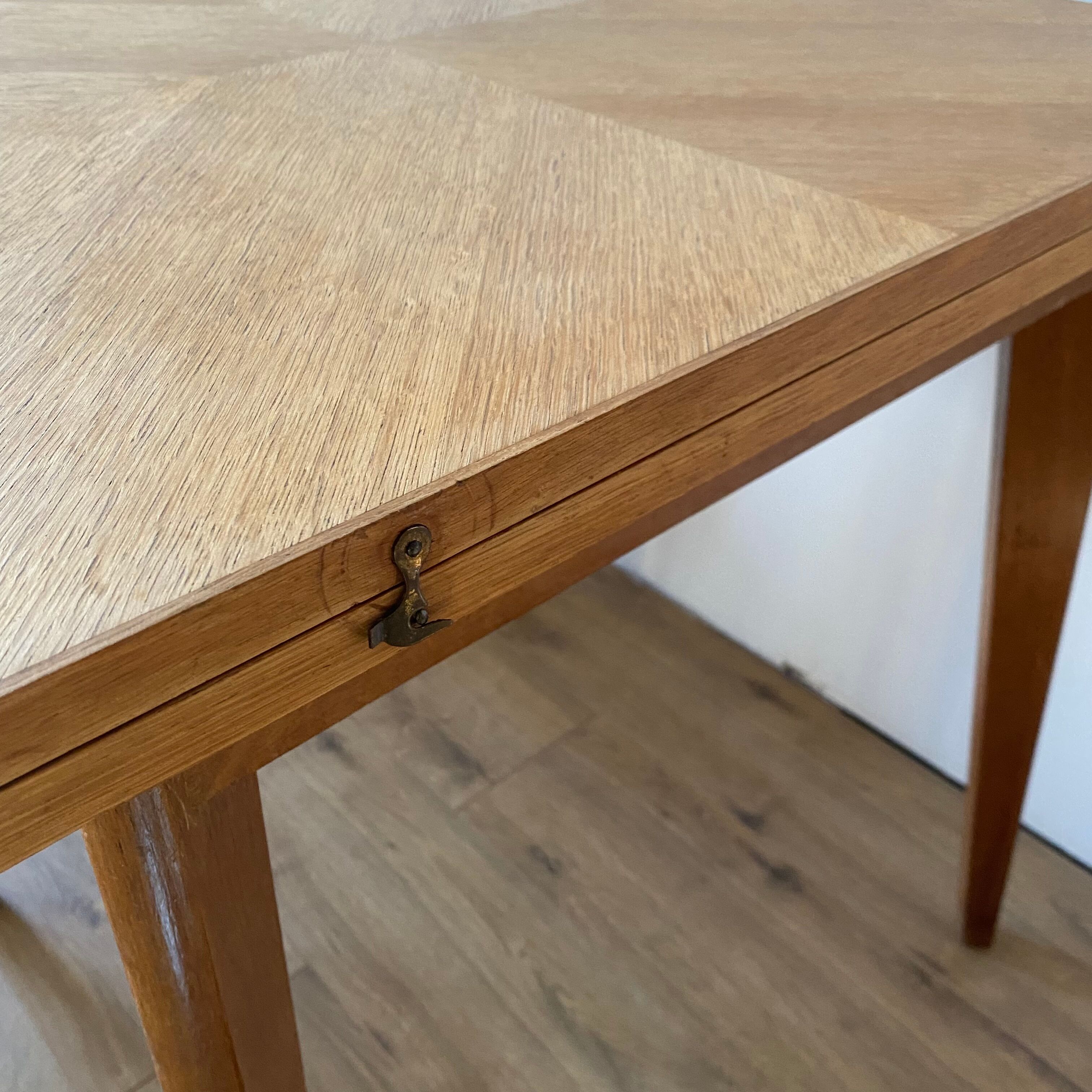 Table depliante carrée, pieds compas