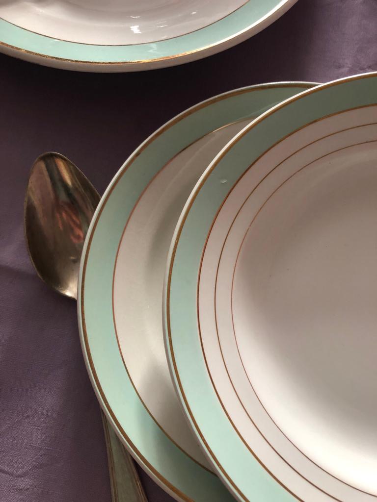 Service "Régence" en demi-porcelaine de Lunéville assiettes et pièces de forme