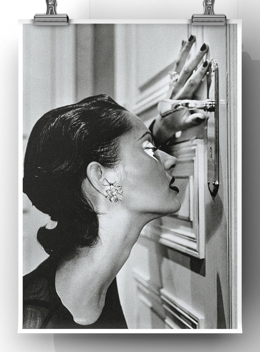 Helmut Newton – « Heather regardant par le trou de la serrure » (1994) | Tirage d'art