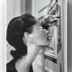 Helmut Newton – « Heather regardant par le trou de la serrure » (1994) | Tirage d'art