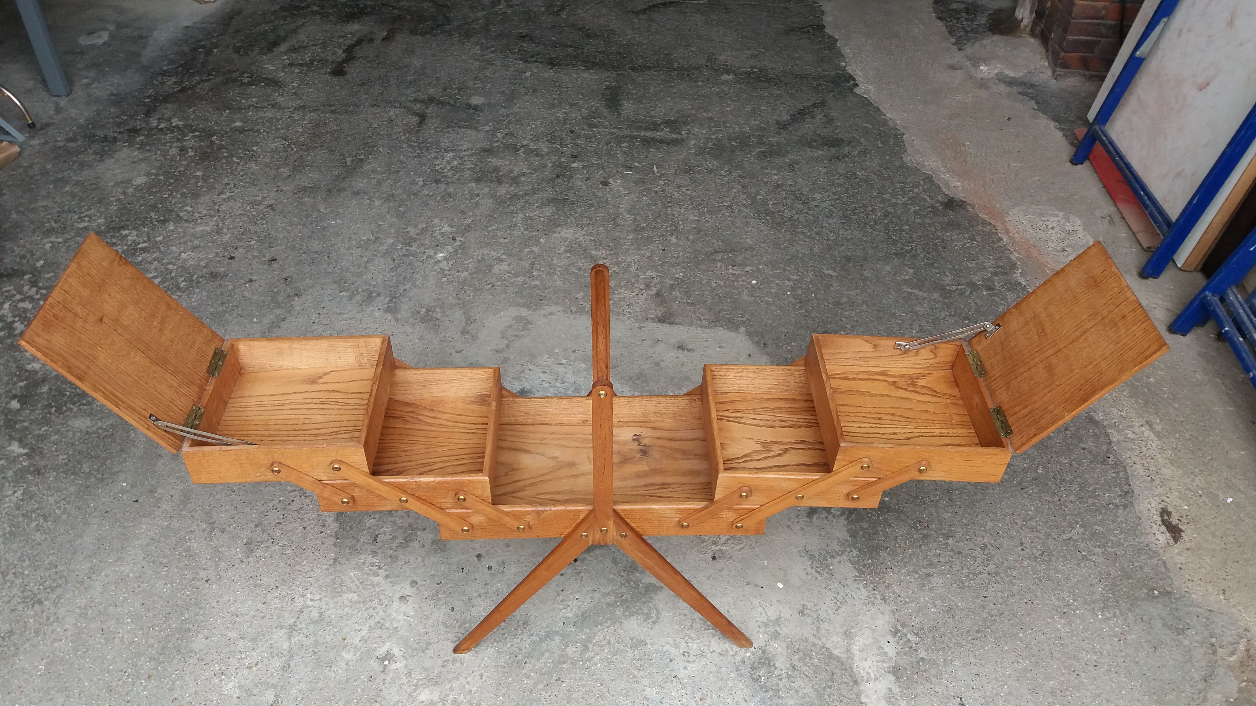 Worker years 50, light oak