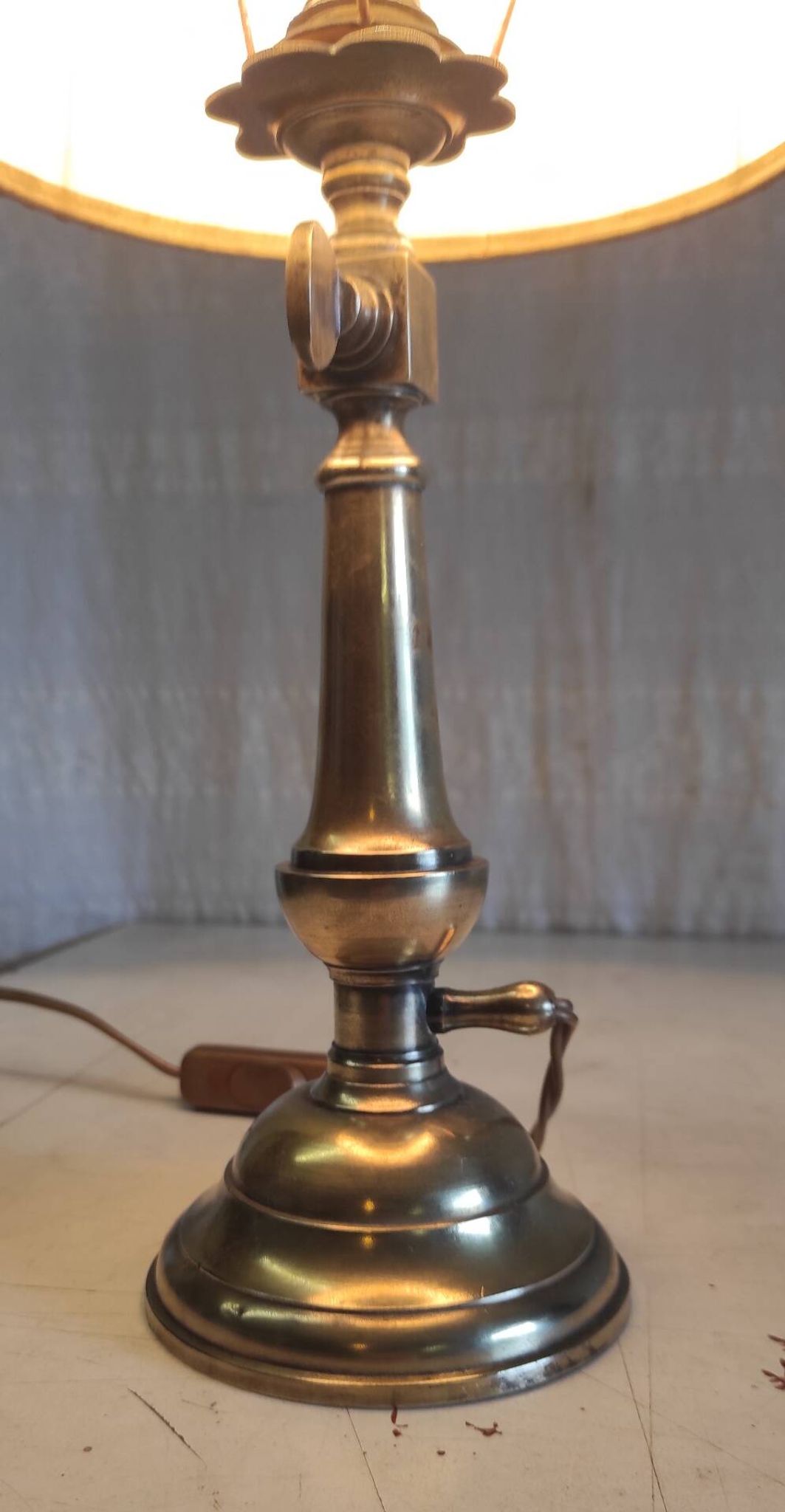 Lampe à poser en laiton doré et lin - mid. XXeme