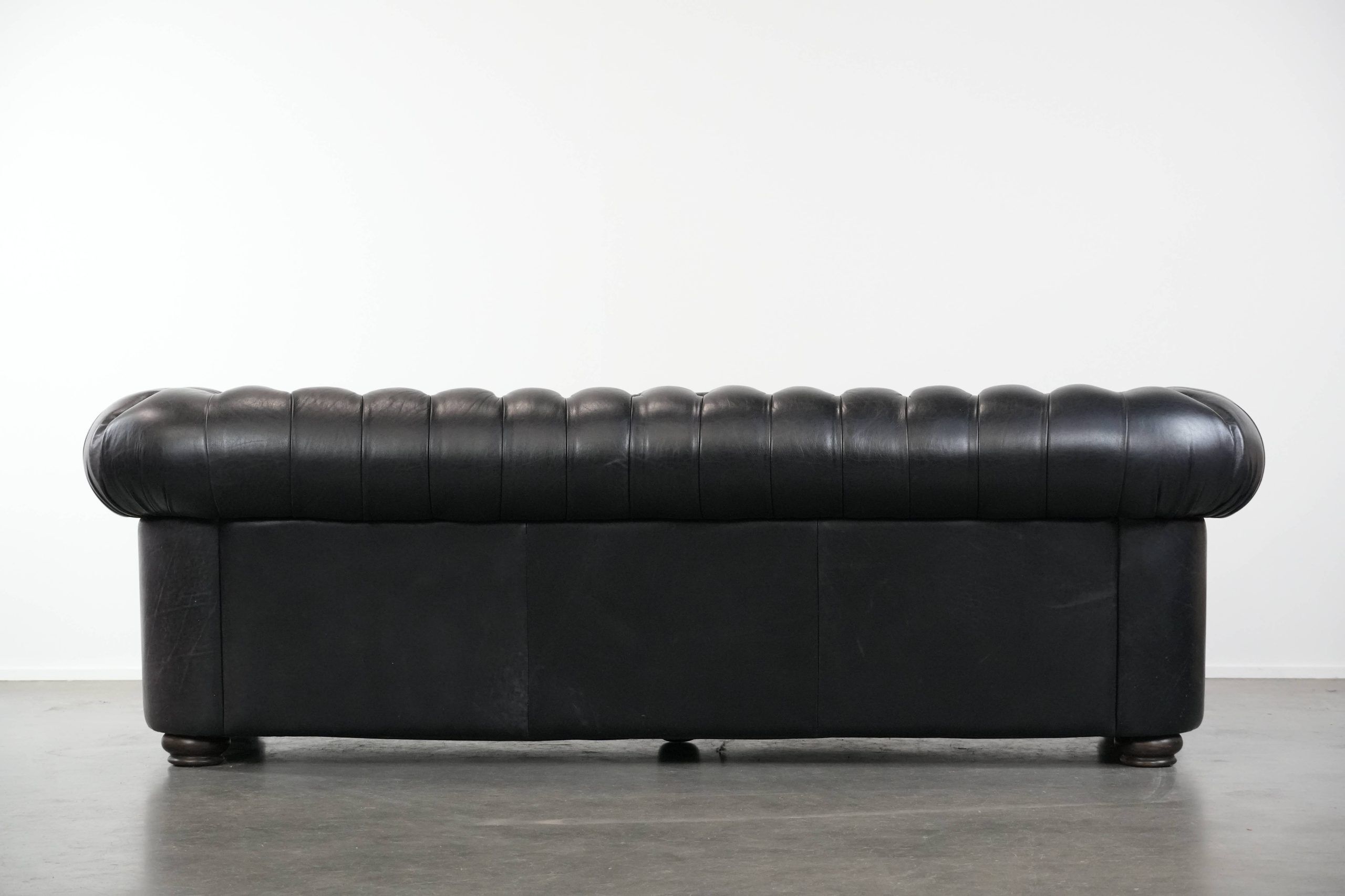 Black chesterfield 3-seater sofa made of cowhide leather in English style