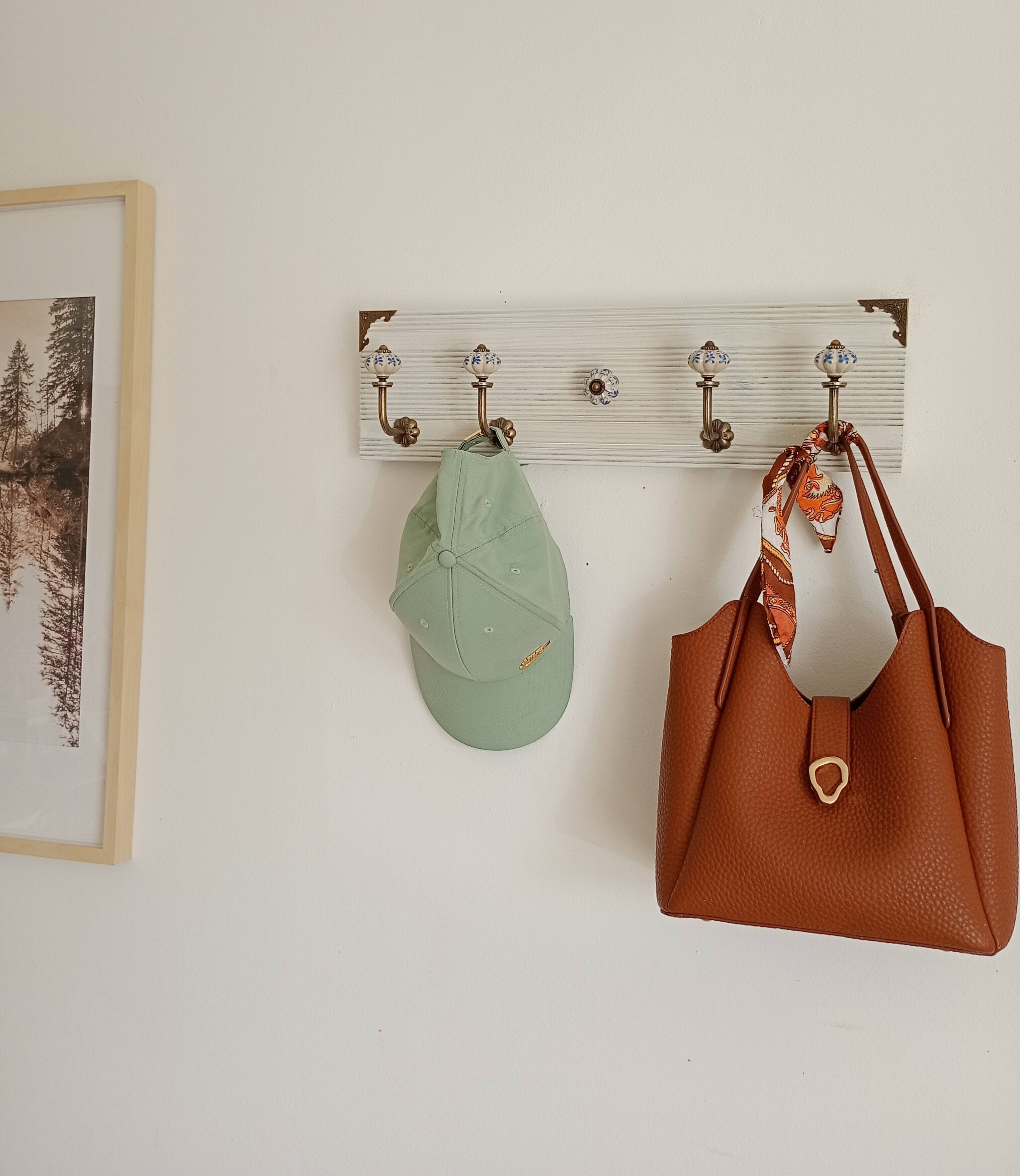 Wall-mounted coat rack 50 cm – 4 hooks and decorative central button