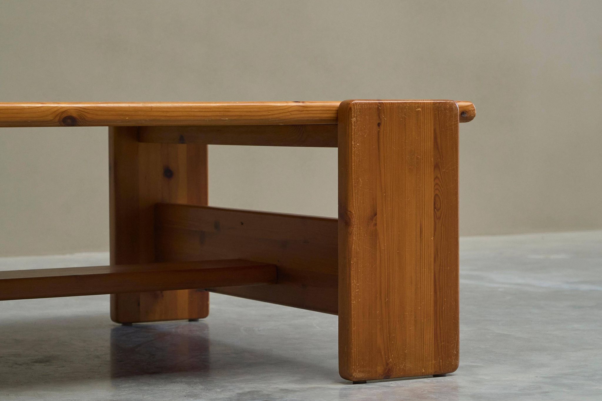 Table basse architecturale en pin massif années 1970