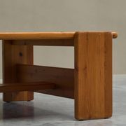 Table basse architecturale en pin massif années 1970