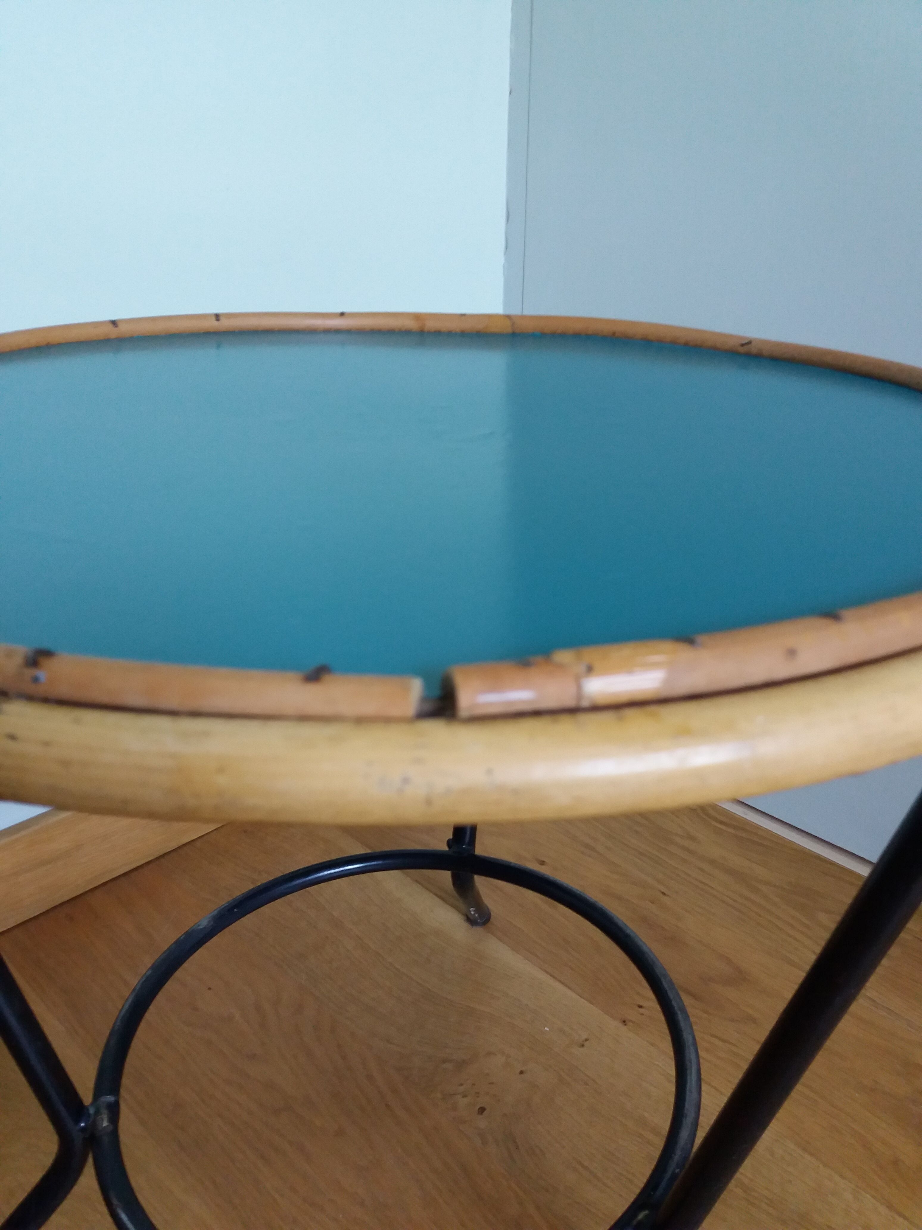 Table basse ronde en rotin et métal revisitée