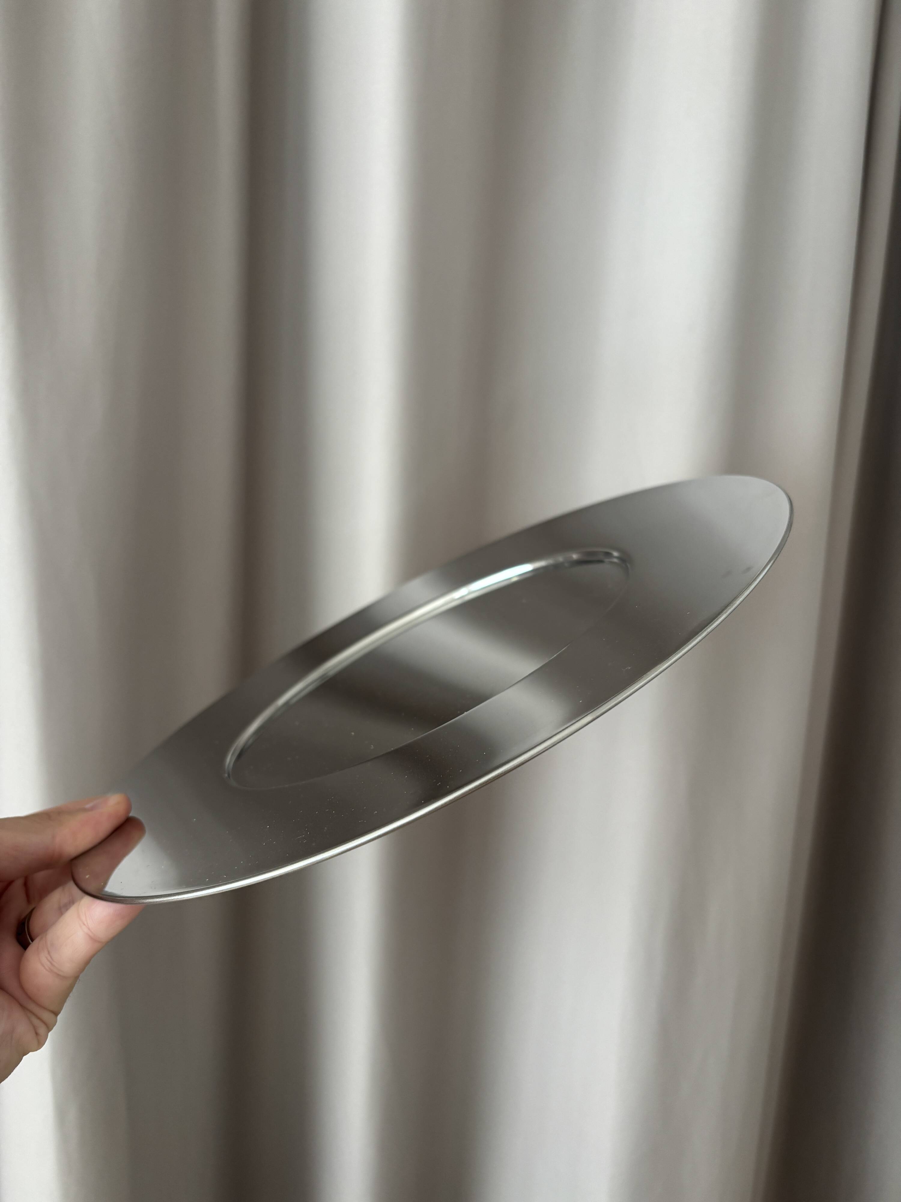 modernist presentation plates in polished mirror steel – Bouillet Bourd