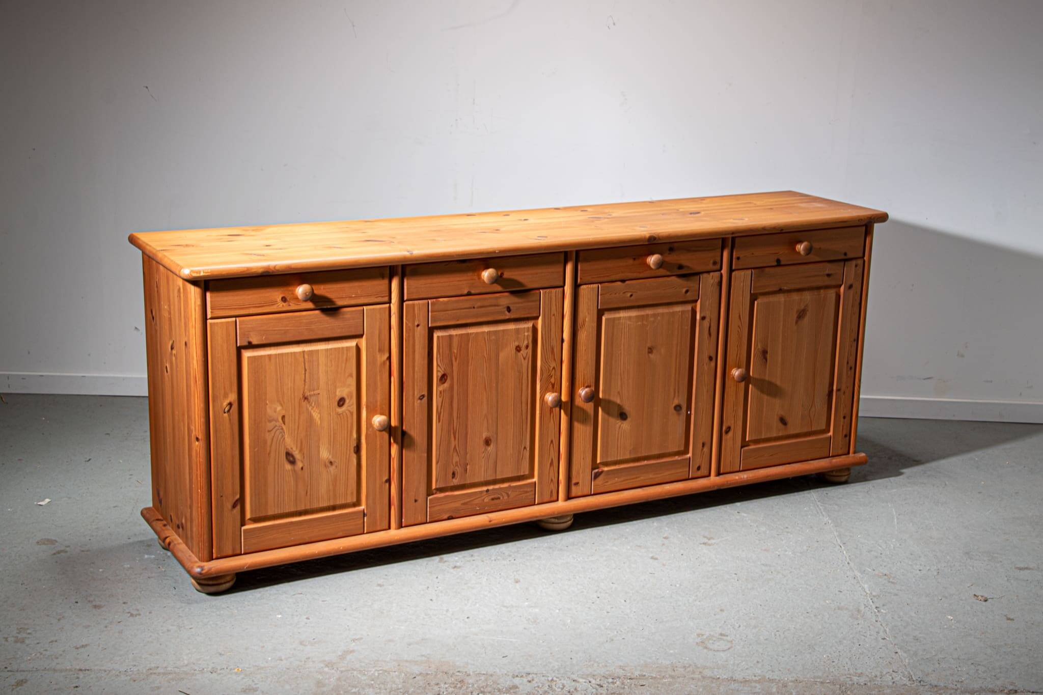 Buffet danois en pin des années 1980