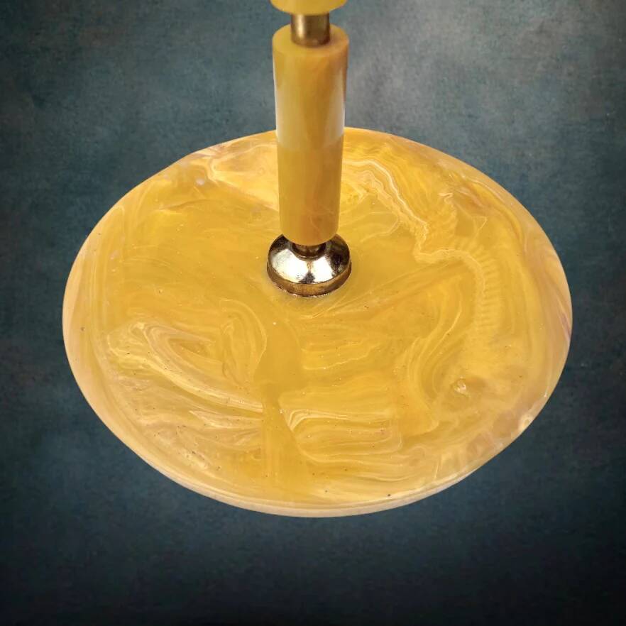 Ancienne table d’appoint en résine effet marbre jaune et métal patiné années 70