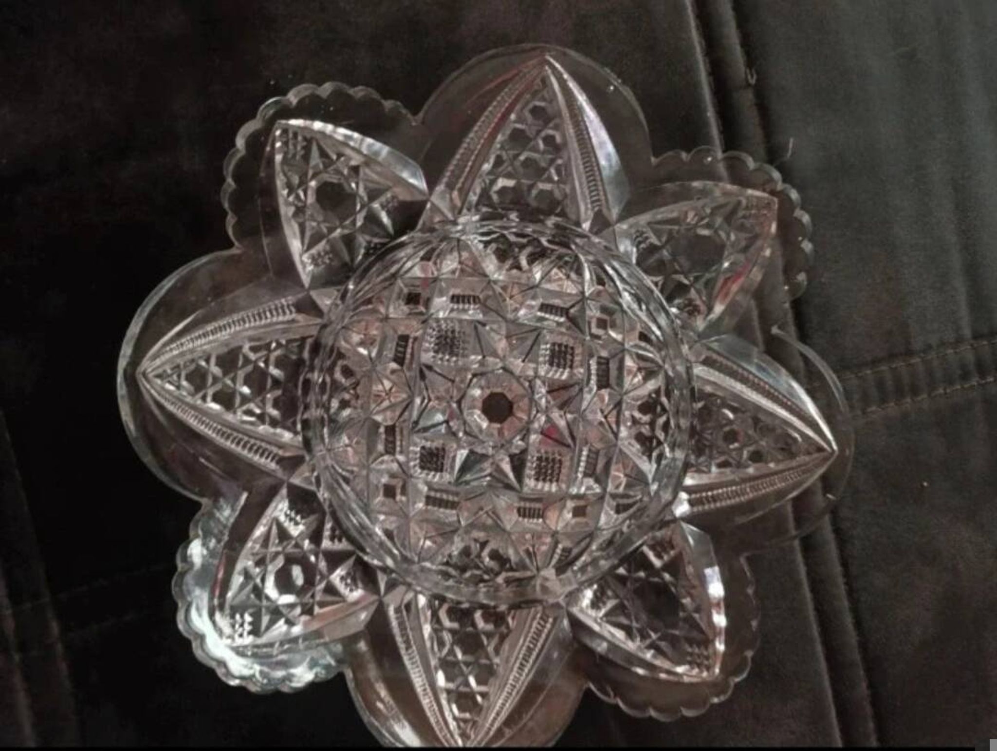 Beurrier ancien en verre taillé