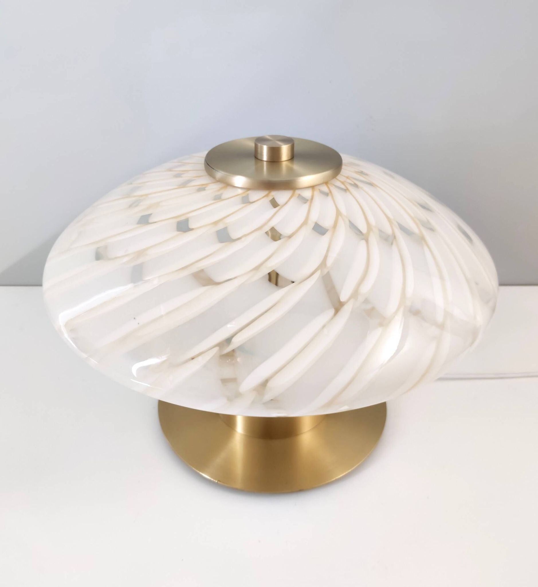 Lampe de table en verre de Murano blanc et laiton, Italie, années 1980