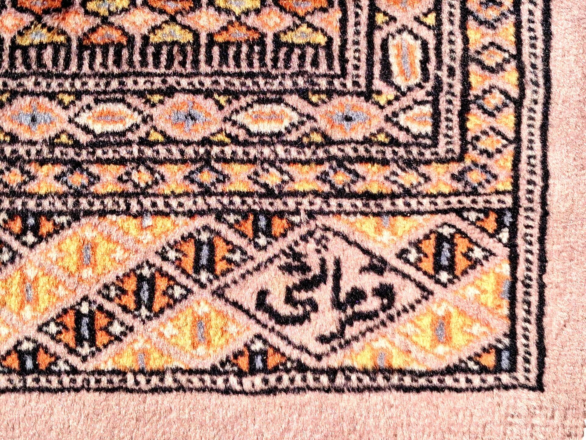 Tapis d'orient, taille 243 x 168 cm, signé numéroté