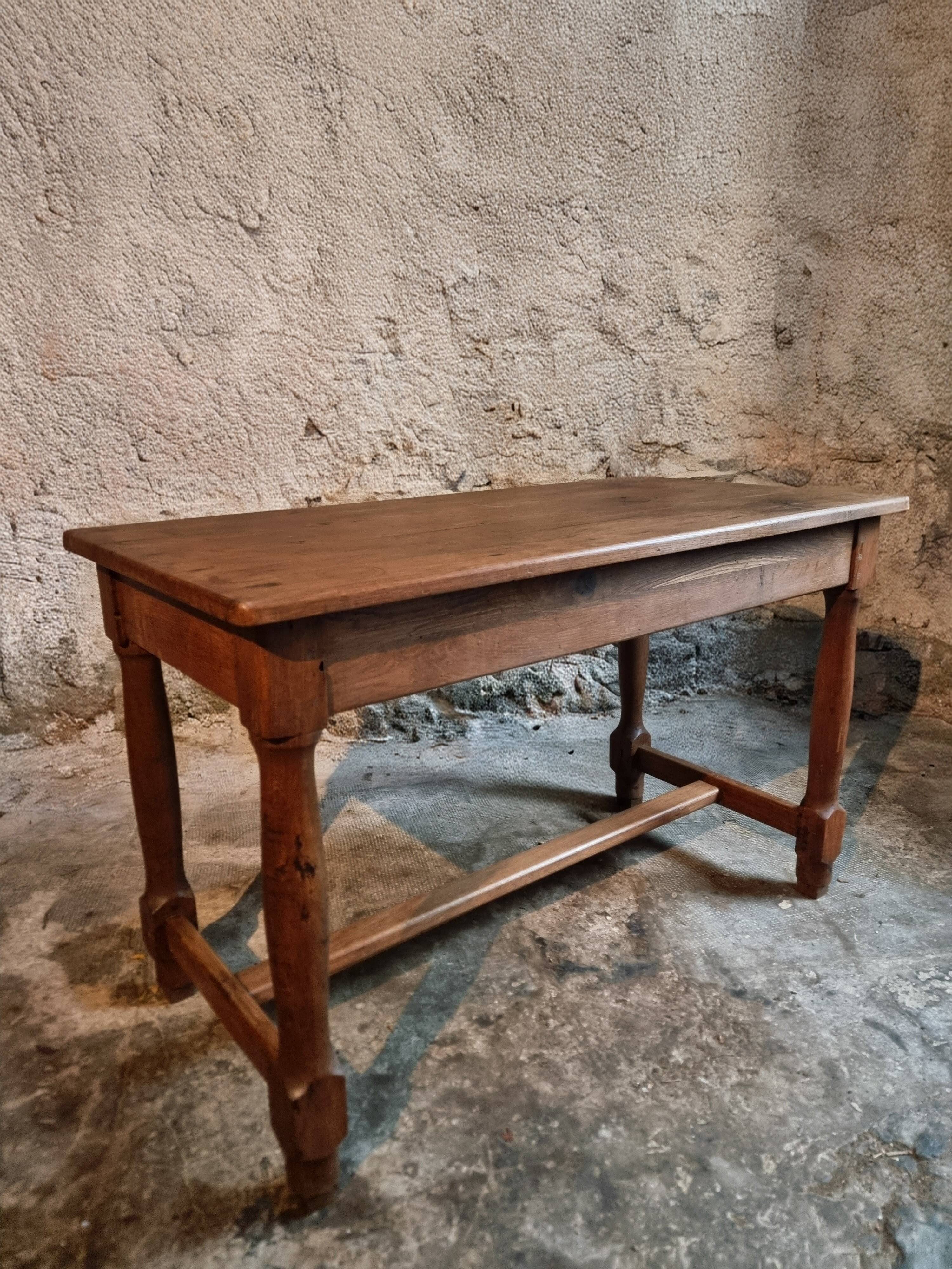 Antique French farmhouse table in oak (1780–1830) – Walnut legs – Rustic provincial dining table