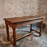 Antique French farmhouse table in oak (1780–1830) – Walnut legs – Rustic provincial dining table