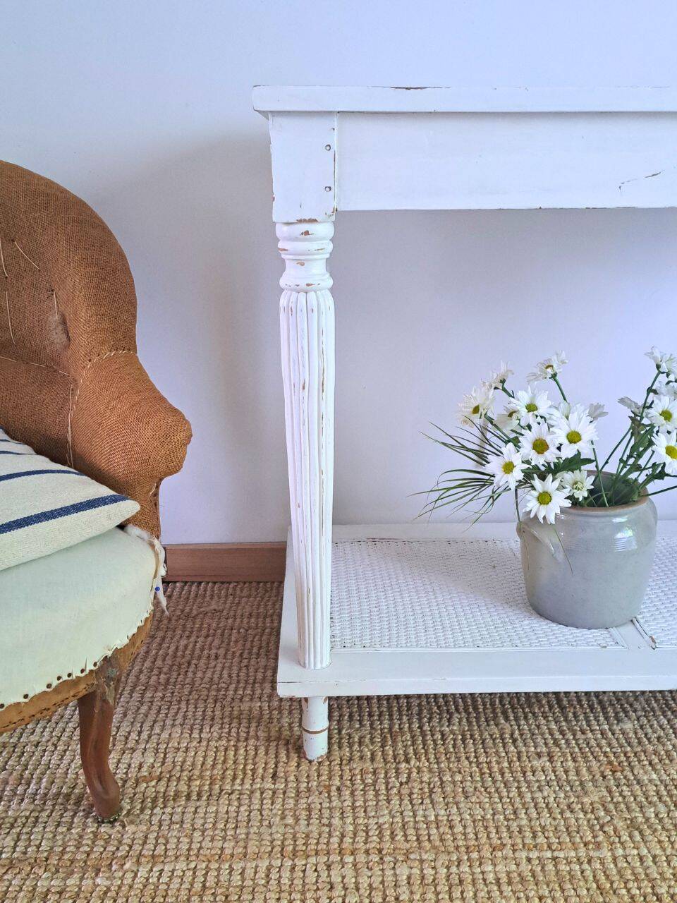 Console table in wood and white rattan