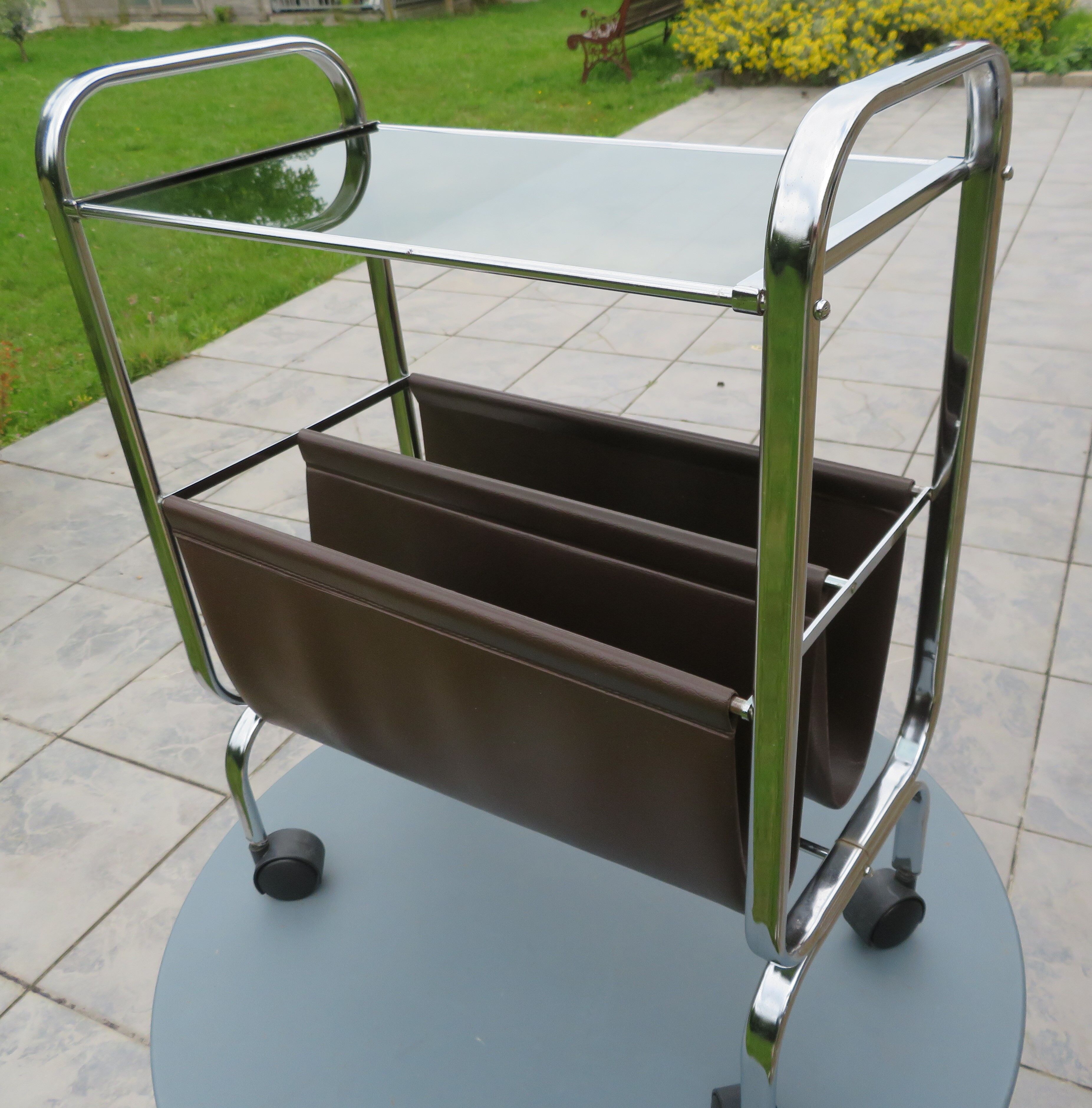 Porte-revue chrome et cuir avec tablette en verre