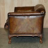 Chesterfield leather canapé with claw and ball feet by Howard & Son, Victorian era.