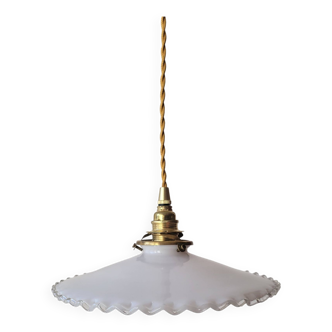 Pendant in serrated opaline