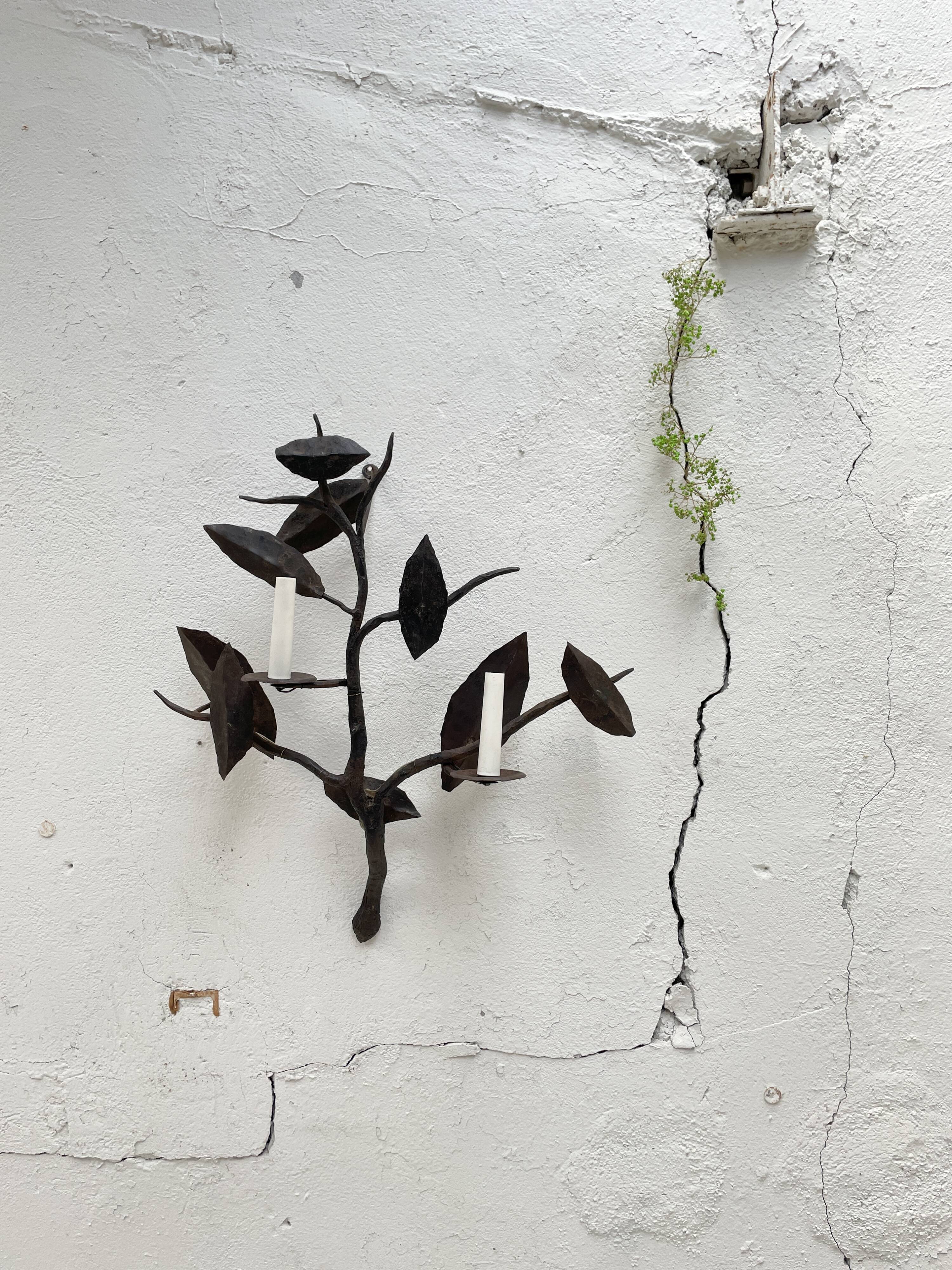 Wall lamp in wrought iron.