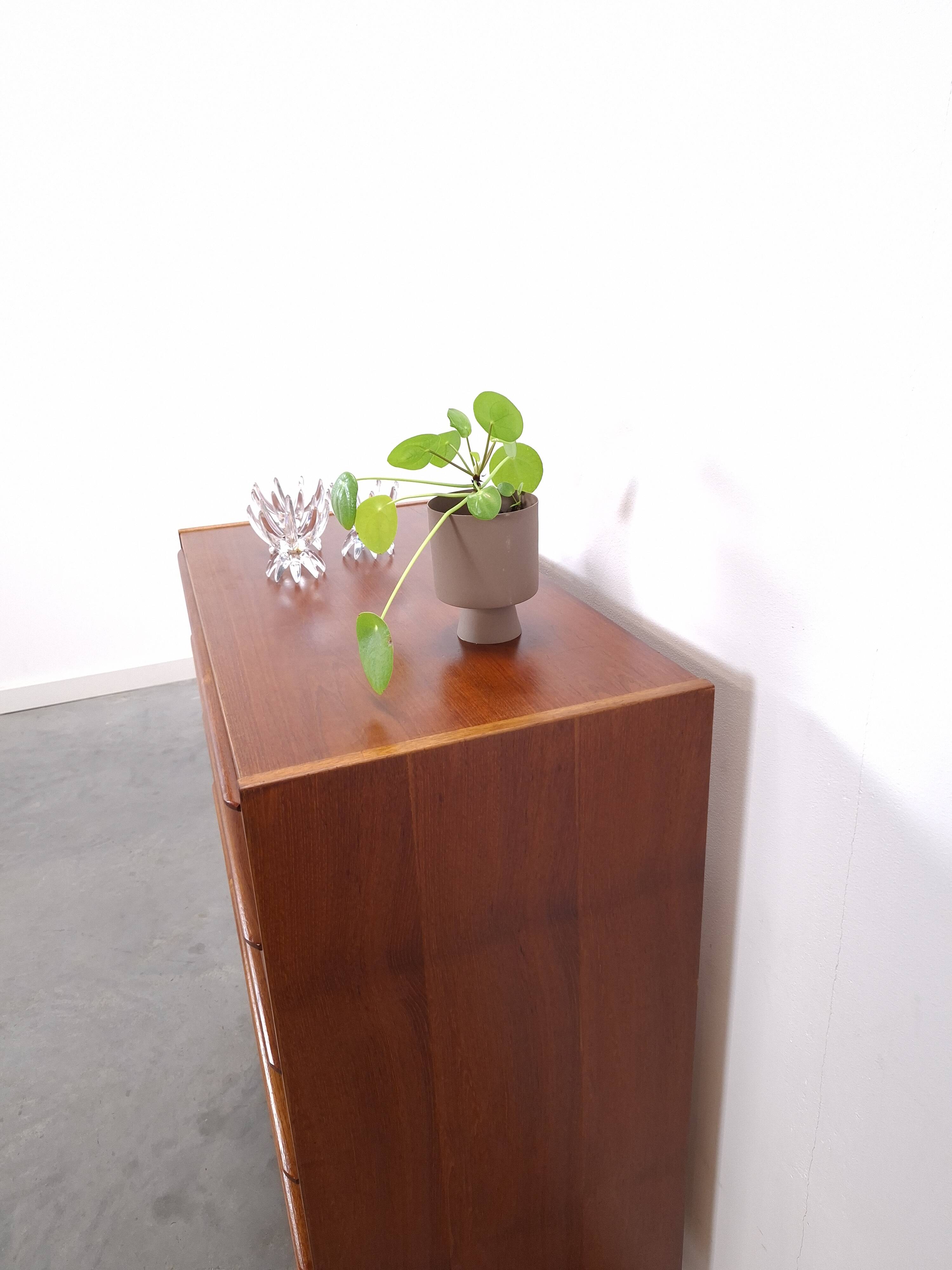 Commode en teck en provenance du Danemark avec 6 tiroirs.