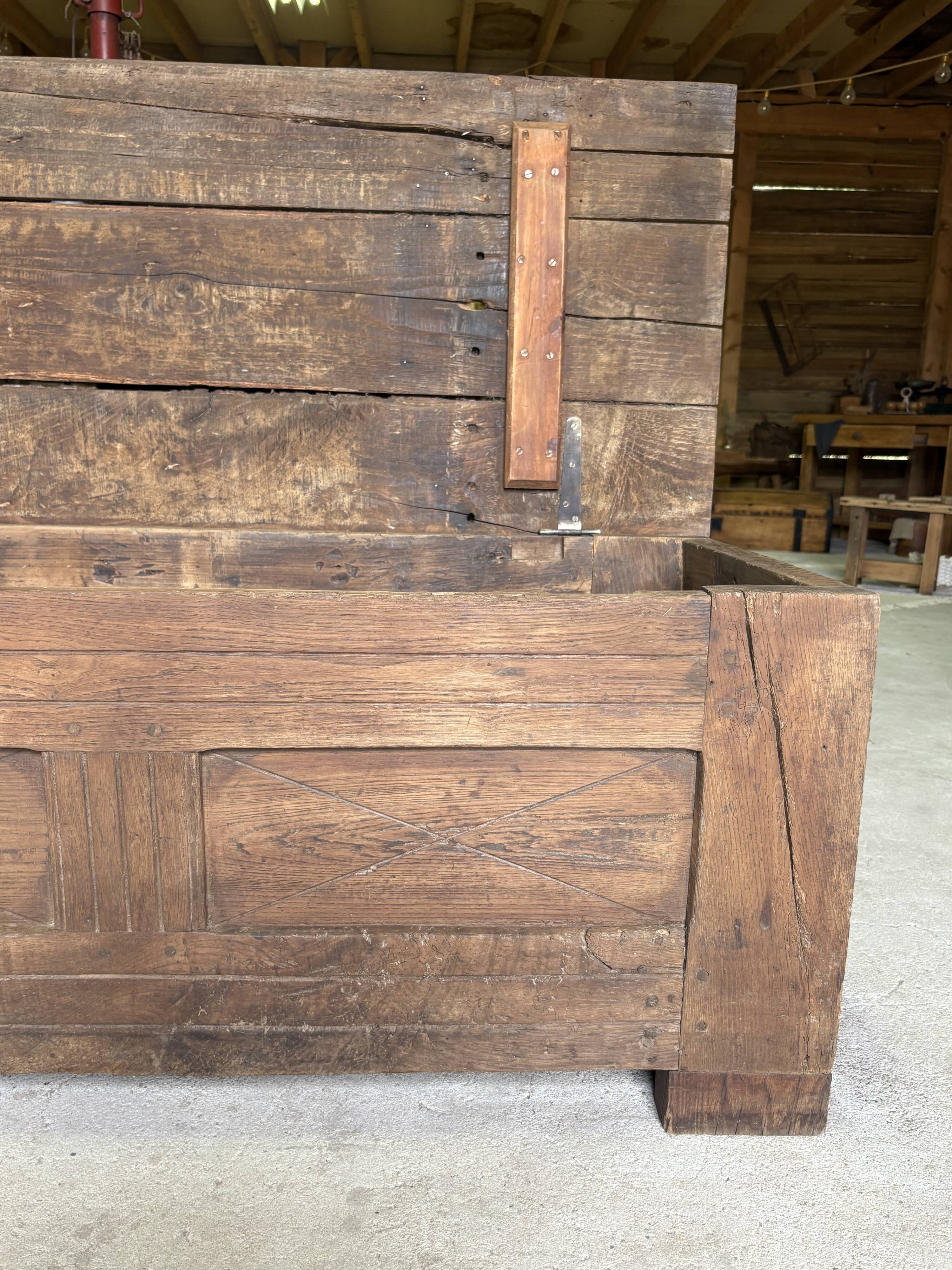 Maie ancienne en bois massif