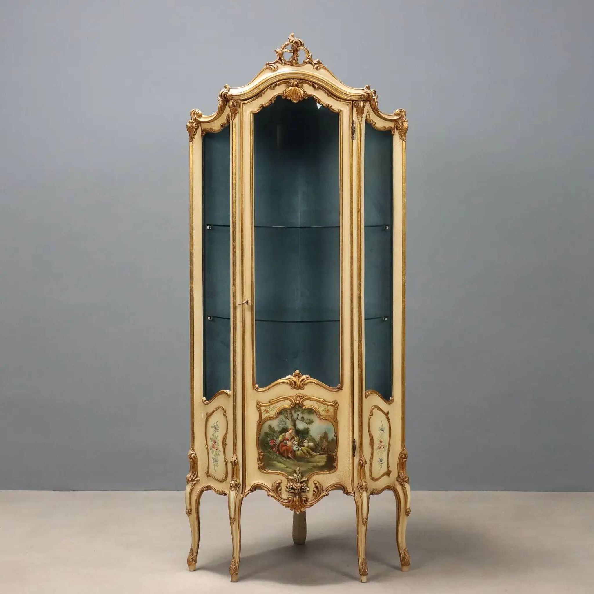 Vitrine d’angle ancienne style baroque en bois laqué, XXe siècle