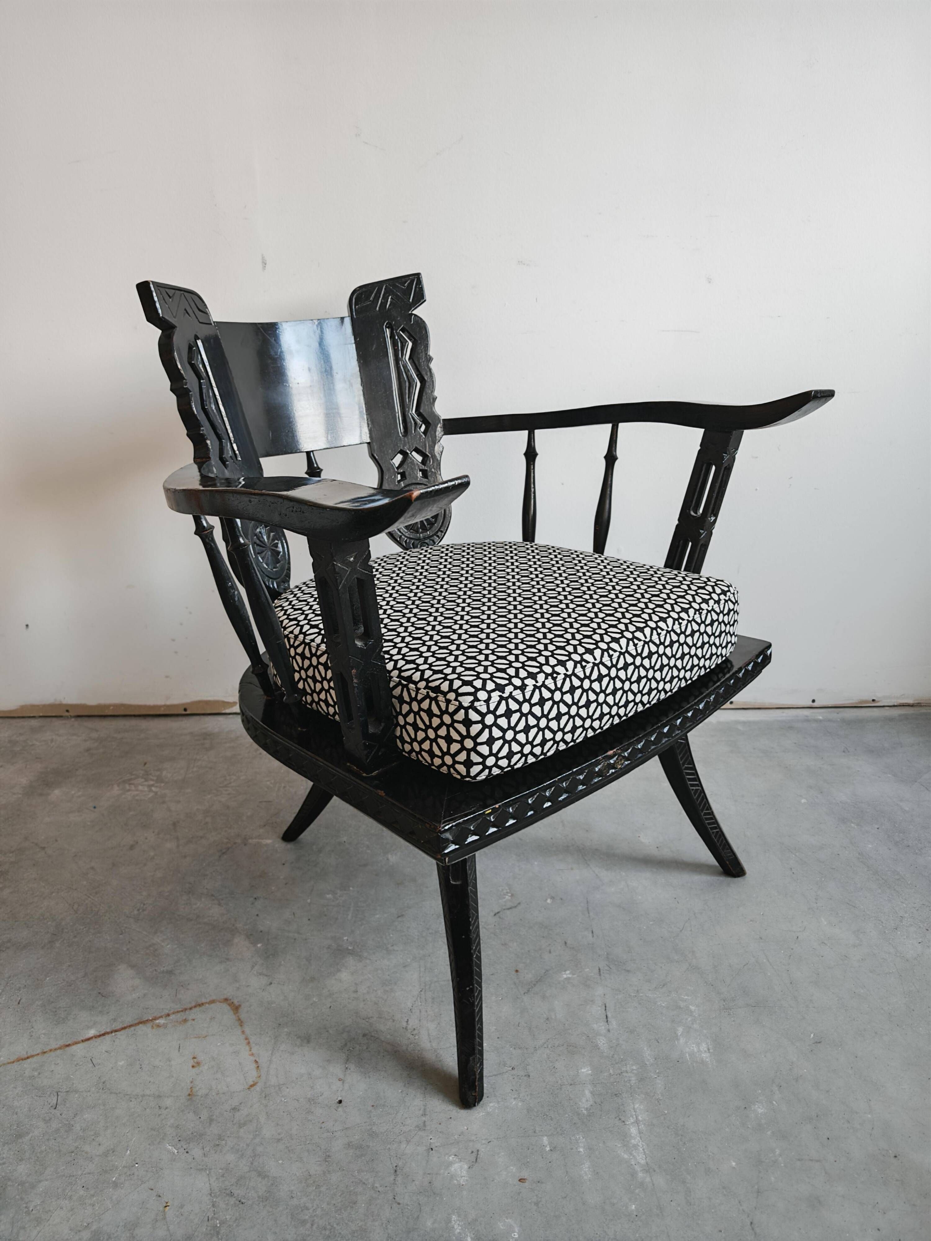 Pair of antique hand-carved armchairs in black lacquer from the 1920s.