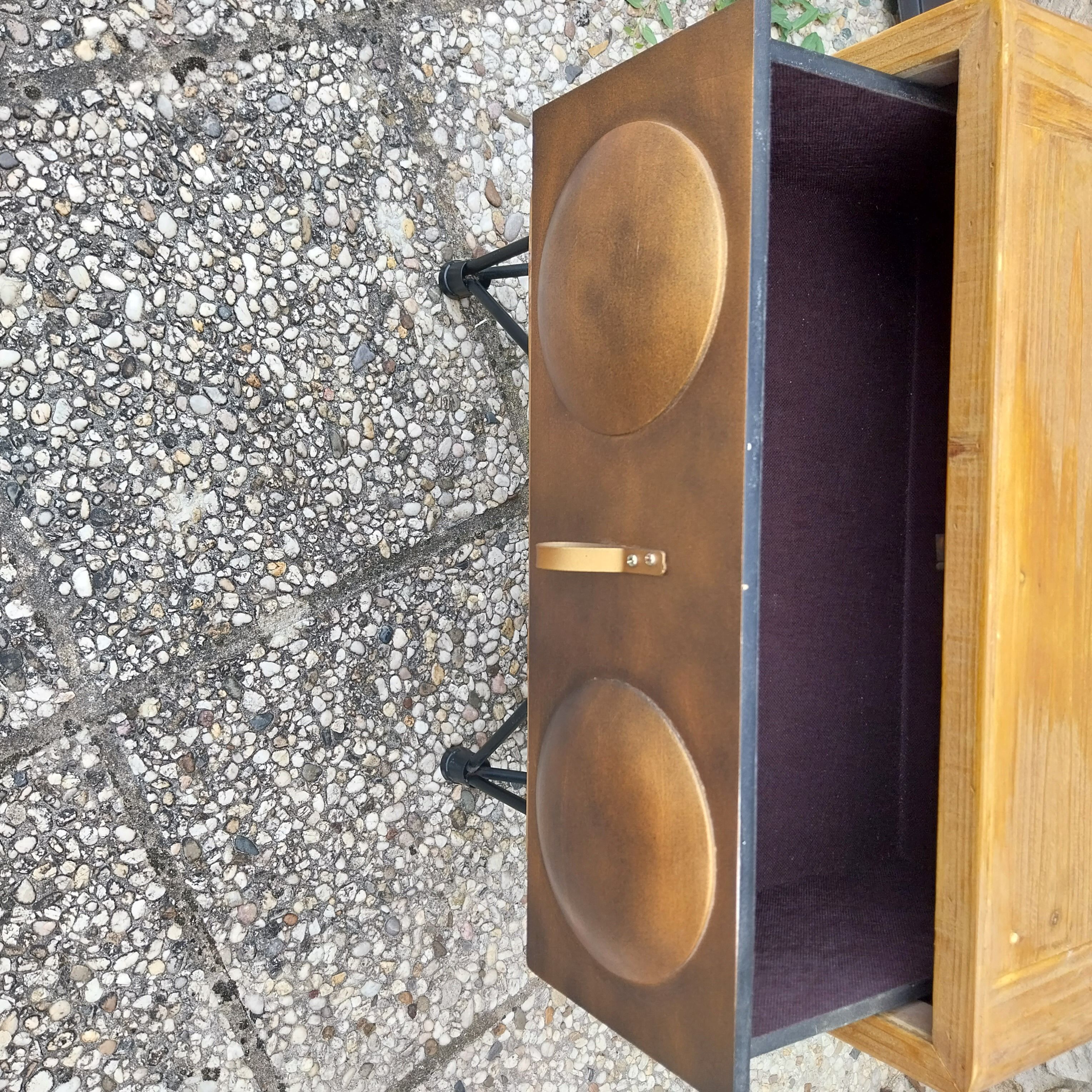 Menzzo Boomer bronze bedside table