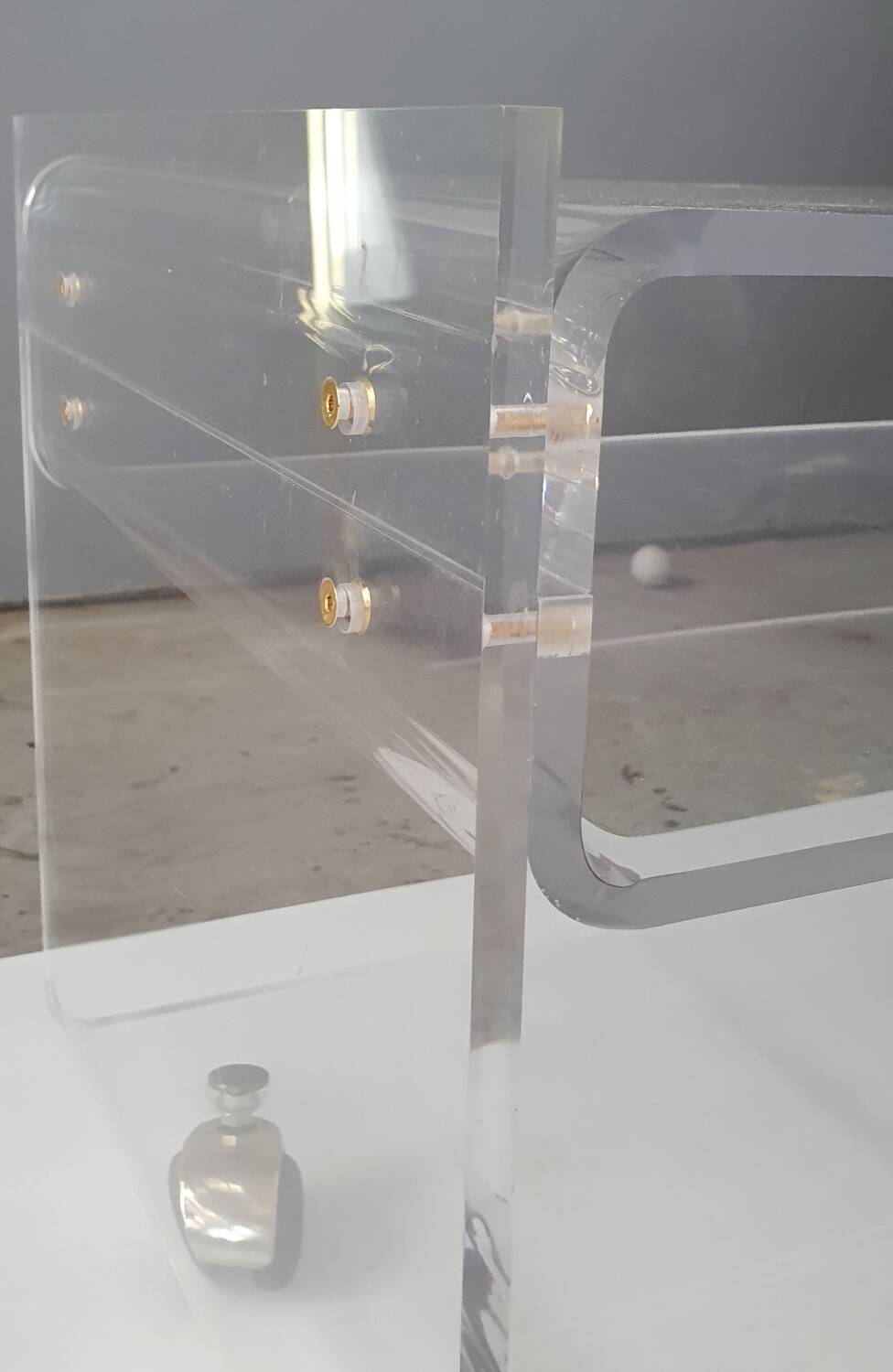 Meuble en plexiglas Marais international