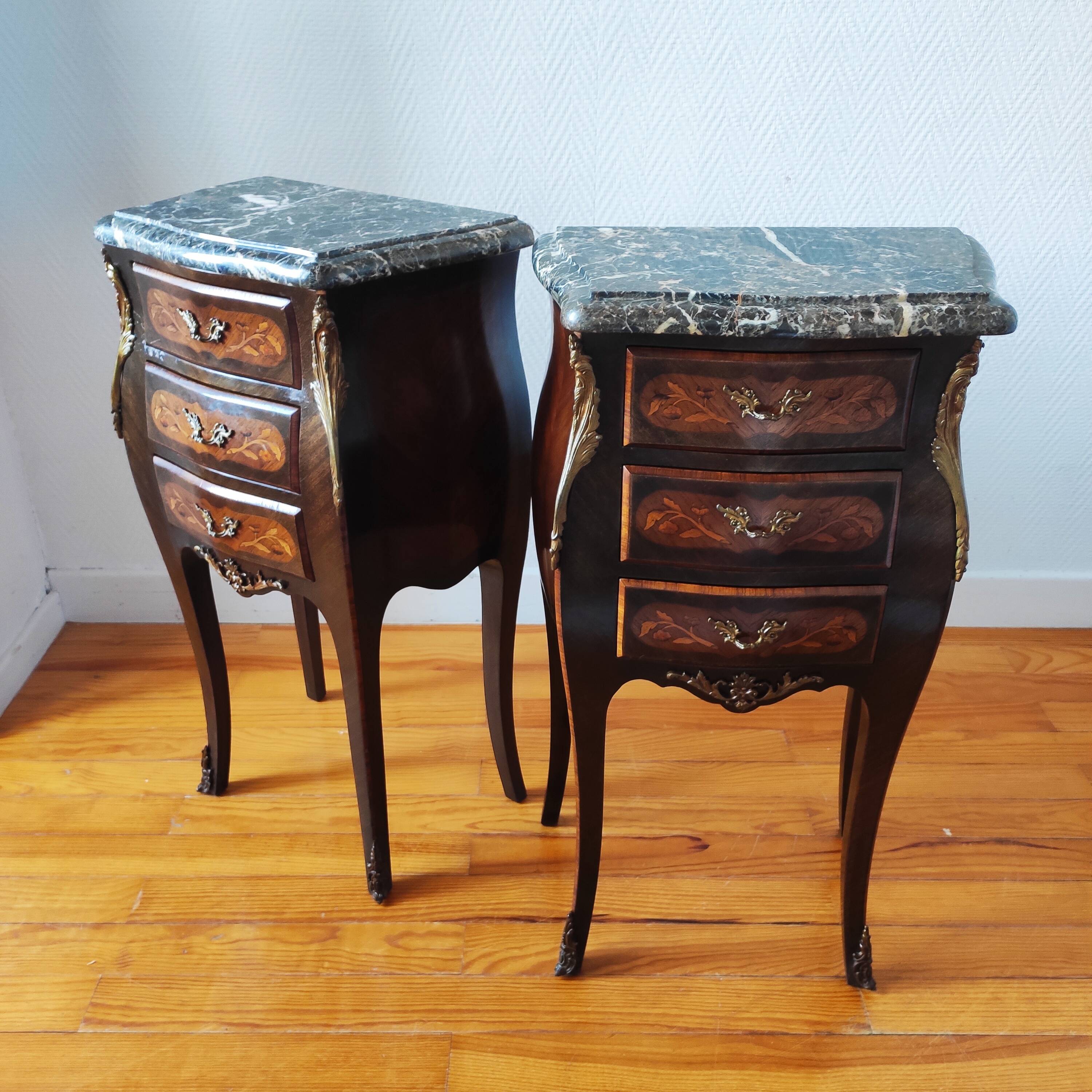 Paire de tables de chevet style Louis marbre noir