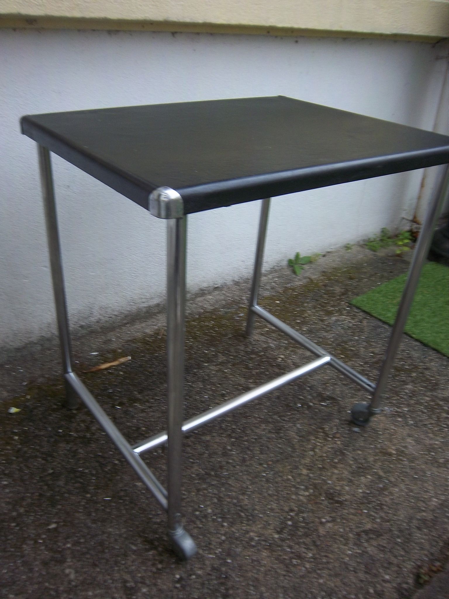 Serving top faux leather 2-wheeled