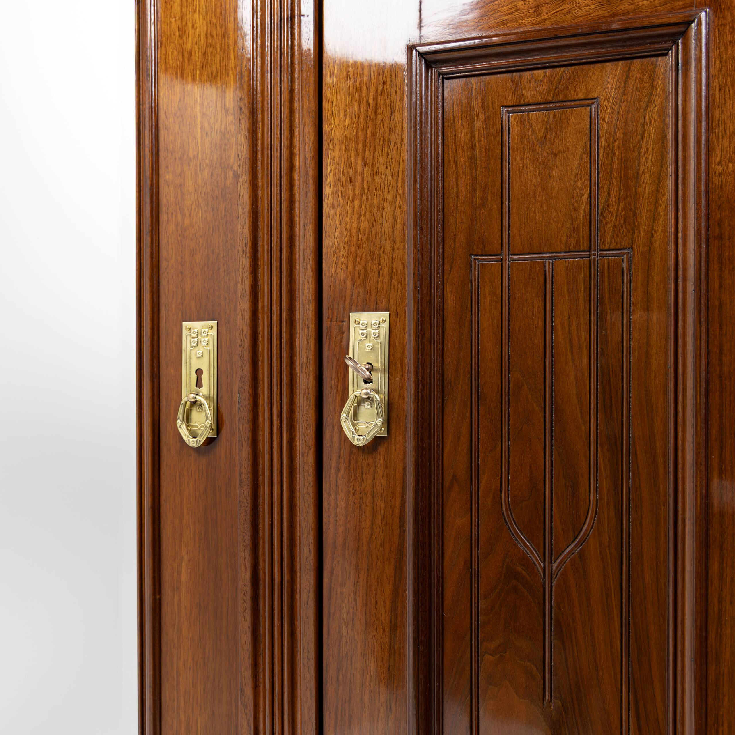 Art Nouveau wardrobe in walnut and pine - 1900-1915