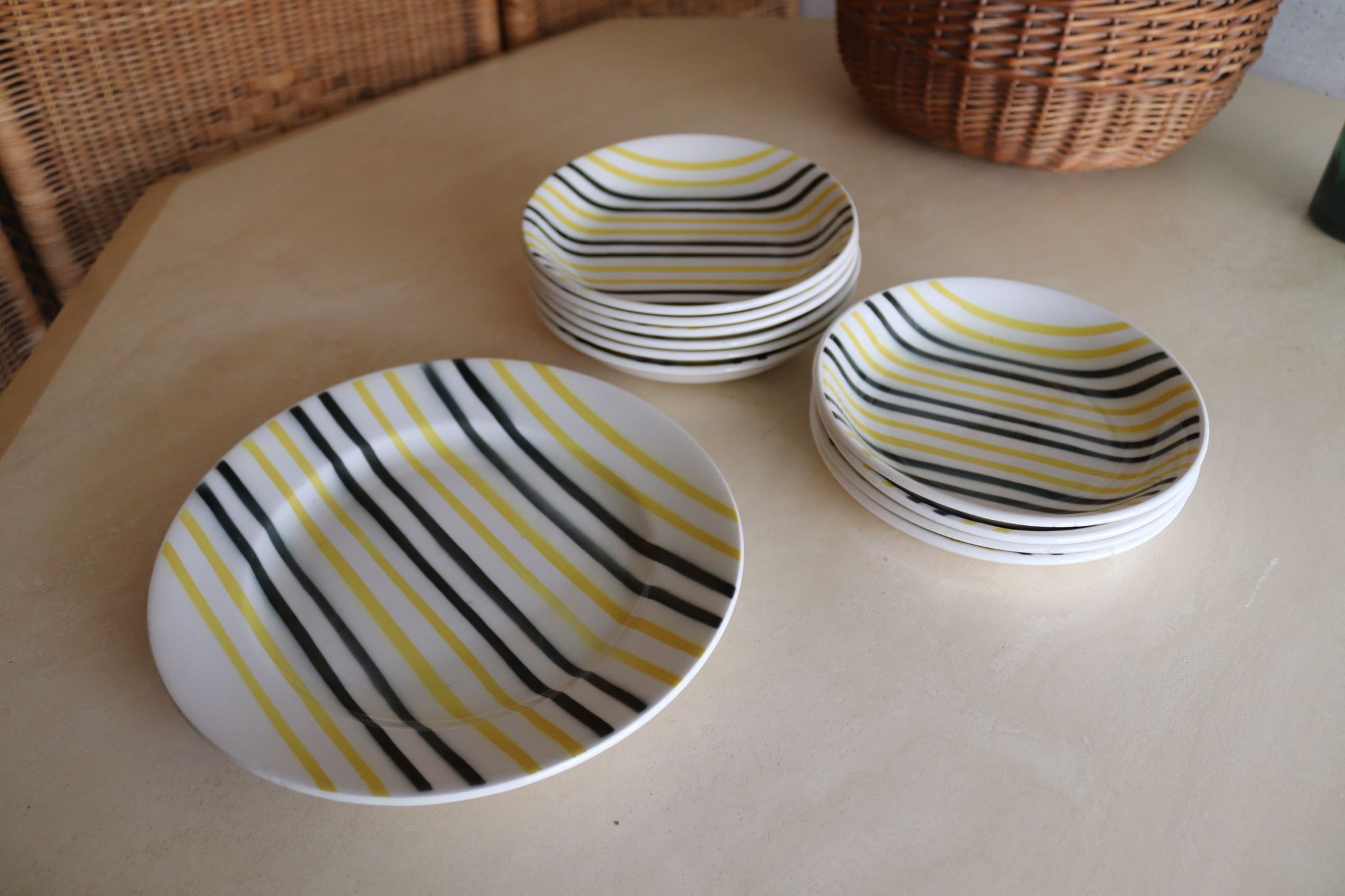 Set de 10 assiettes creuses et 1 plat rayés moulins des loups