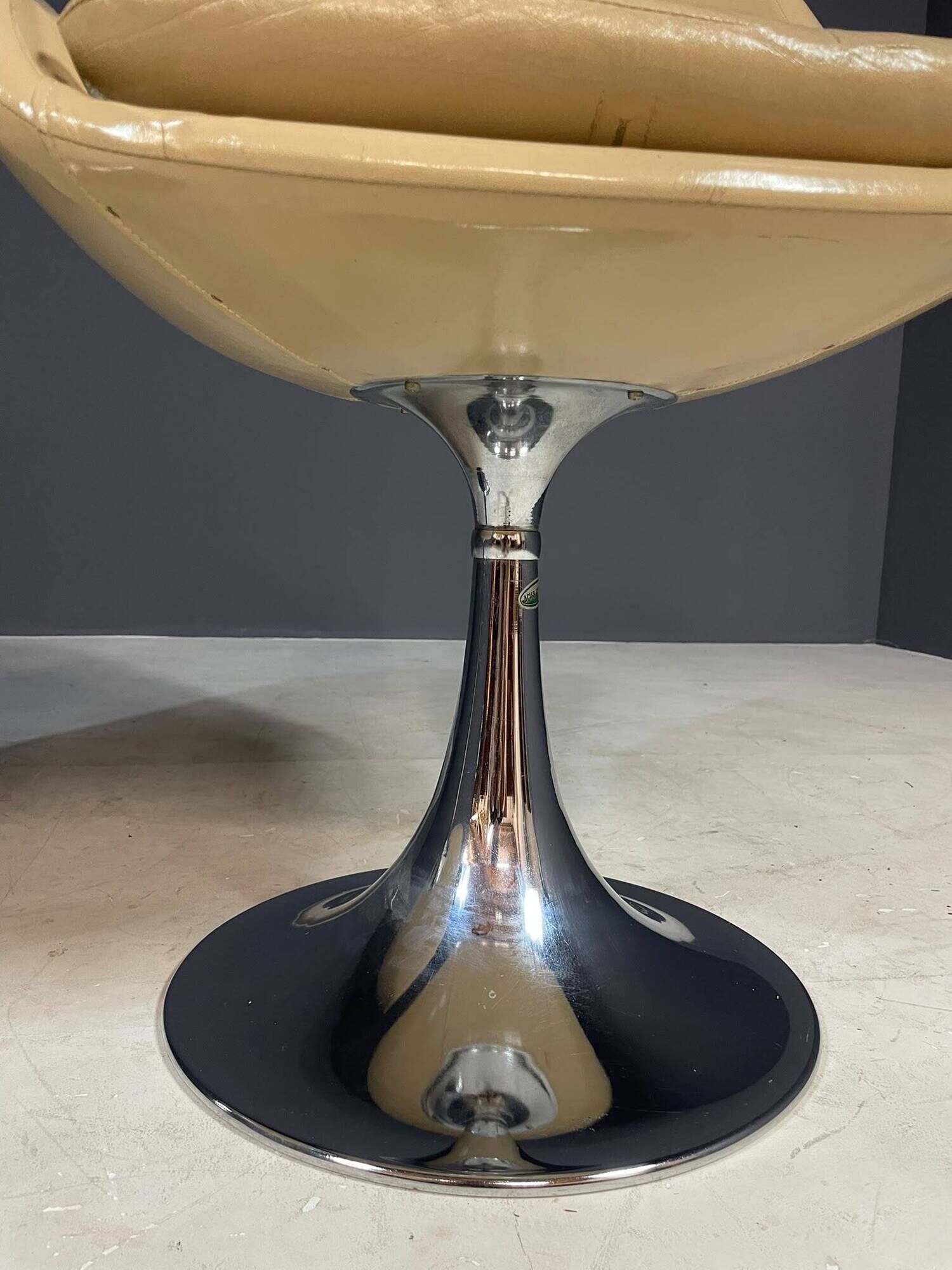 Pair of beige swivel chairs with chrome pedestal bases, France, 1970s, 82 × 55 × 45 cm