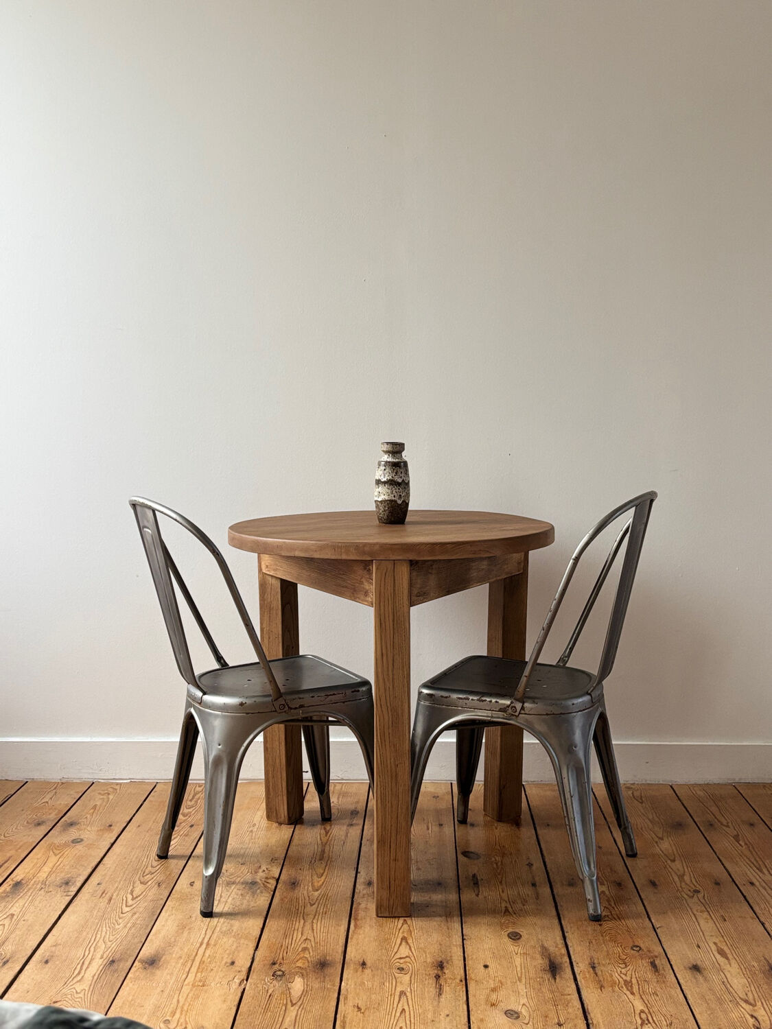 Tripod round table in solid oak
